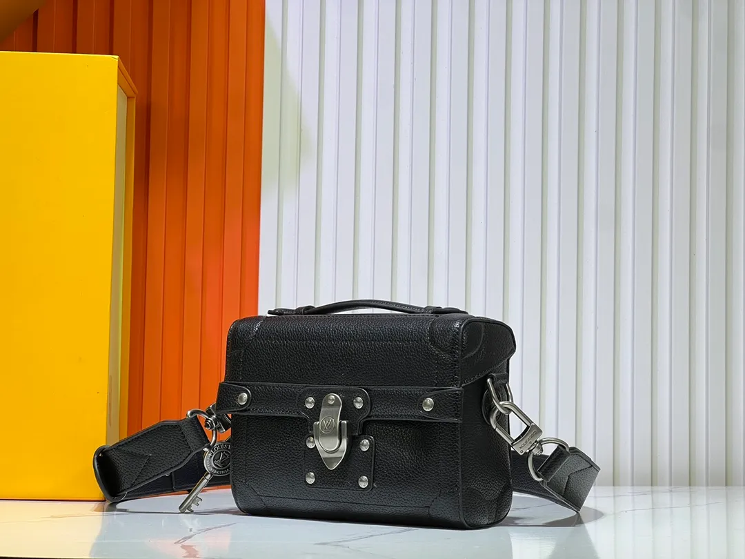 Batch 380💰M11743 black flower M11516 black M11535 old flower M12686 green This Soul Trunk handbag is crafted by Pharrell Williams and is made of flexible LV Colorado cow leather with a grained texture. The Tumbler's magnetic clasp, rivets and top handles harken back to classic hard case elements, while a removable and adjustable shoulder strap completes the sophisticated details. Size: 19x15x7cm