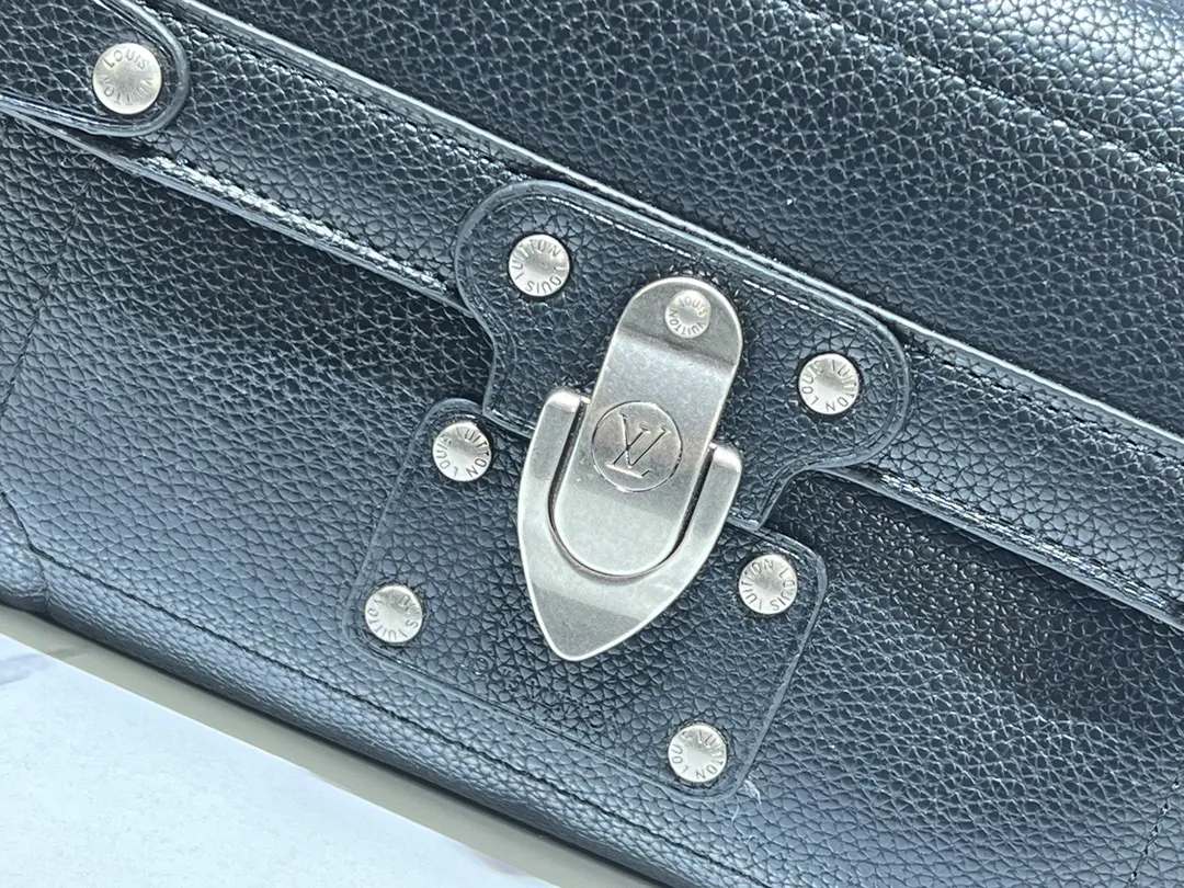 Batch 380💰M11743 black flower M11516 black M11535 old flower M12686 green This Soul Trunk handbag is crafted by Pharrell Williams and is made of flexible LV Colorado cow leather with a grained texture. The Tumbler's magnetic clasp, rivets and top handles harken back to classic hard case elements, while a removable and adjustable shoulder strap completes the sophisticated details. Size: 19x15x7cm