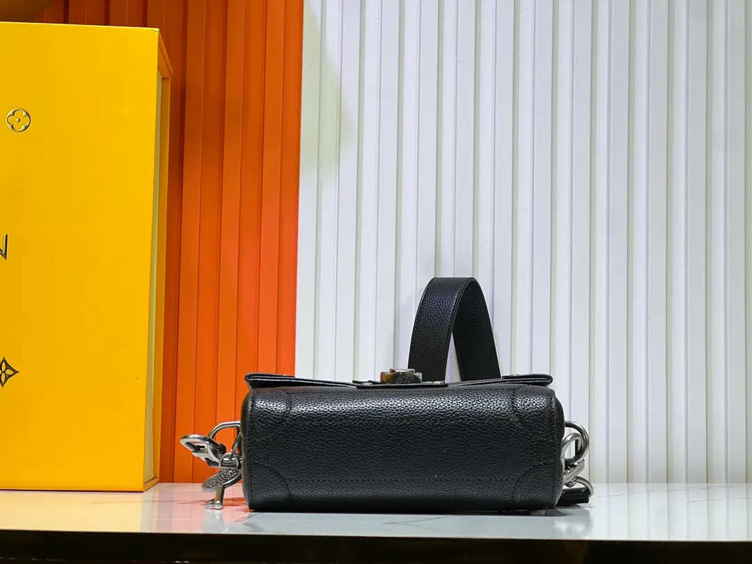 Batch 380💰M11743 black flower M11516 black M11535 old flower M12686 green This Soul Trunk handbag is crafted by Pharrell Williams and is made of flexible LV Colorado cow leather with a grained texture. The Tumbler's magnetic clasp, rivets and top handles harken back to classic hard case elements, while a removable and adjustable shoulder strap completes the sophisticated details. Size: 19x15x7cm
