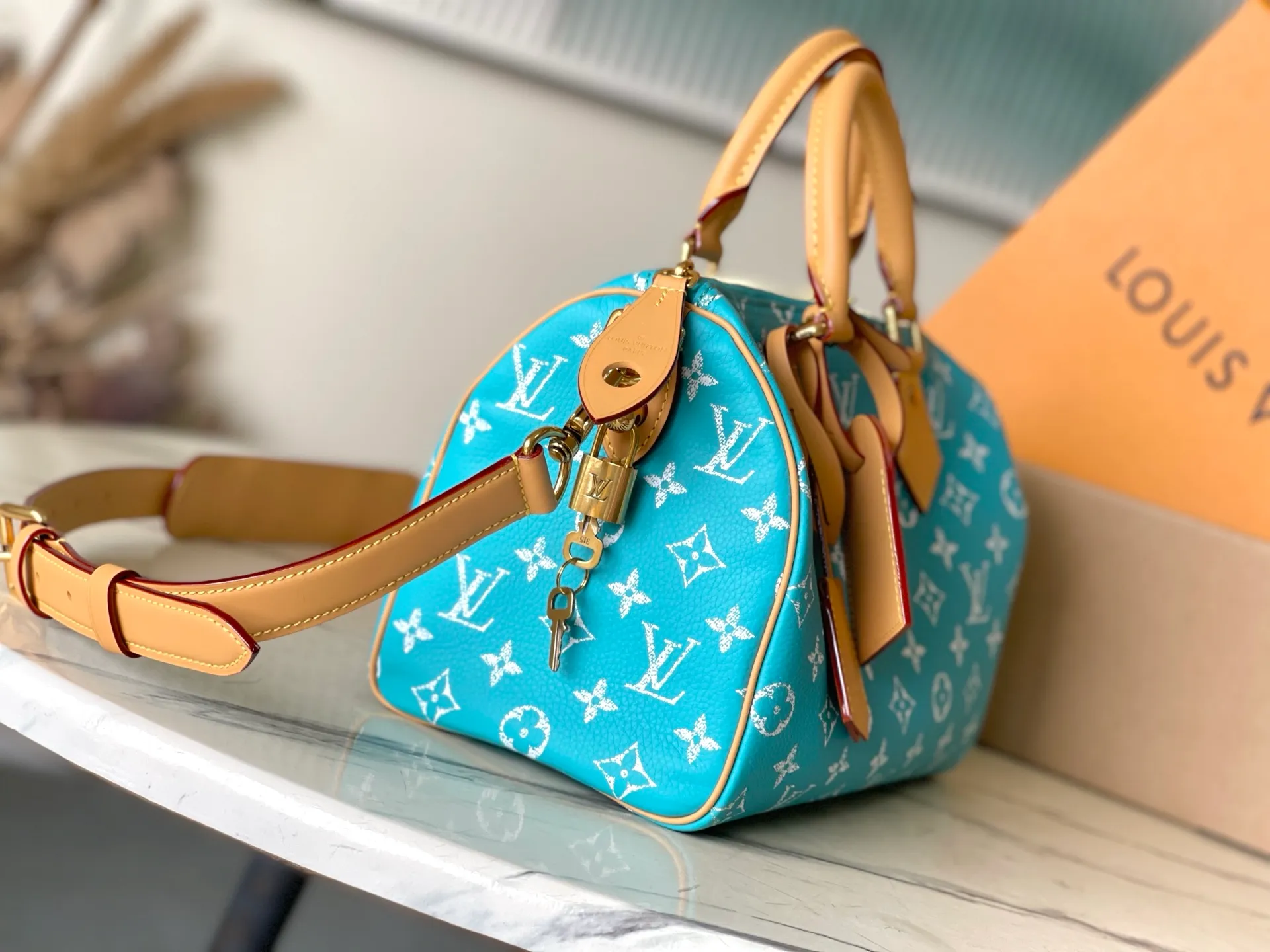 💰1640 Top original order M11561 This Speedy P18 Bandouliere 25 handbag combines cow leather body and leather trim, which combines trendy style and functional considerations. The lobster pattern embossed on the handle fastener symbolizes longevity and prosperity in Japanese culture, and together with the removable leather storage inner bag, continues the iconic element of the Speedy P18 series. Dimensions: 25 × 15 × 15 cm