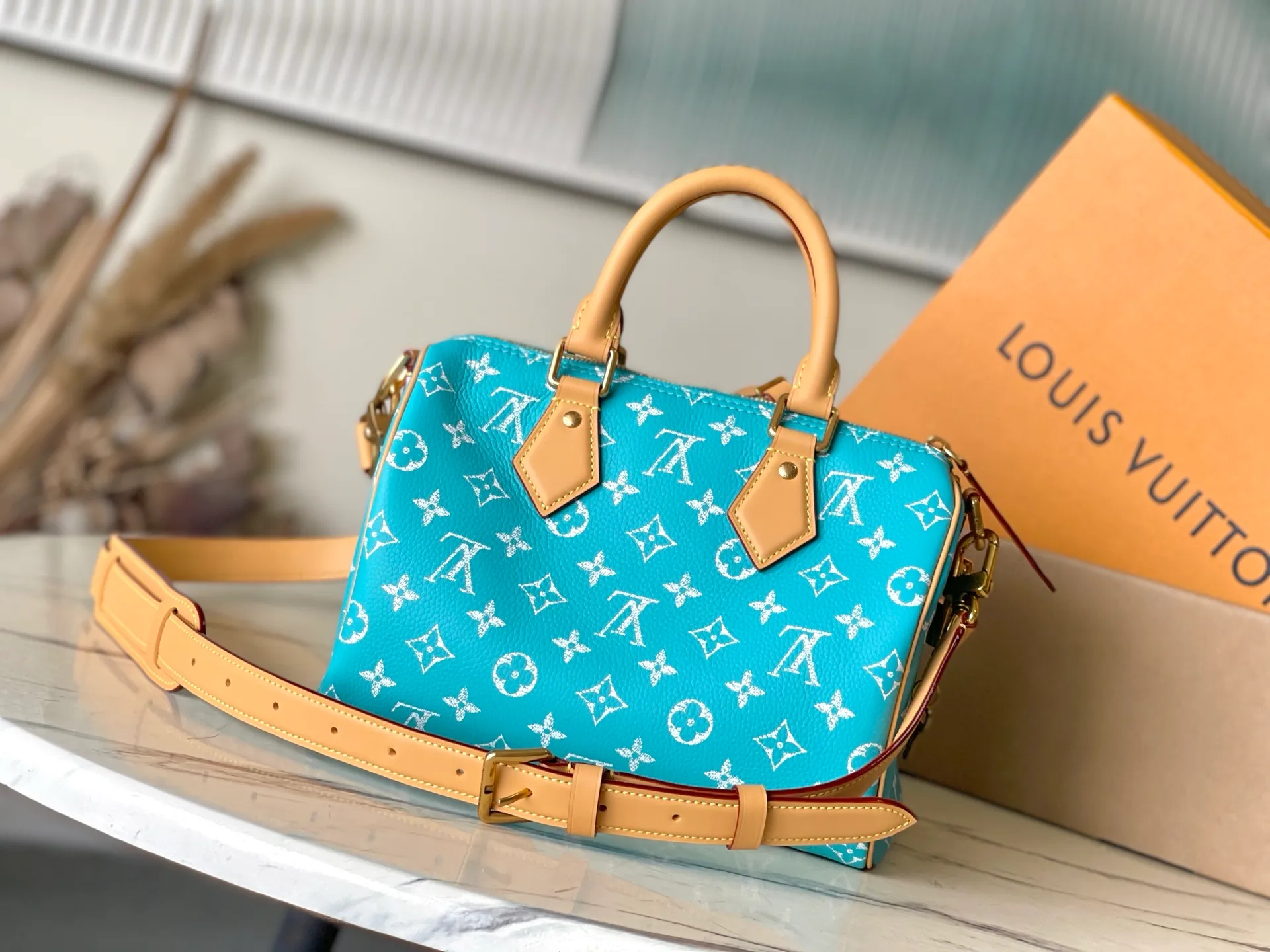 💰1640 Top original order M11561 This Speedy P18 Bandouliere 25 handbag combines cow leather body and leather trim, which combines trendy style and functional considerations. The lobster pattern embossed on the handle fastener symbolizes longevity and prosperity in Japanese culture, and together with the removable leather storage inner bag, continues the iconic element of the Speedy P18 series. Dimensions: 25 × 15 × 15 cm