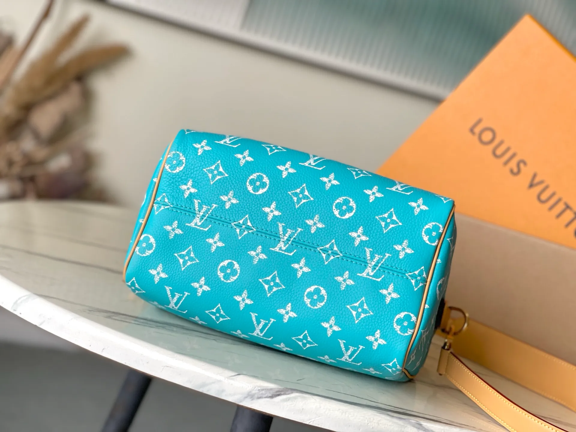 💰1640 Top original order M11561 This Speedy P18 Bandouliere 25 handbag combines cow leather body and leather trim, which combines trendy style and functional considerations. The lobster pattern embossed on the handle fastener symbolizes longevity and prosperity in Japanese culture, and together with the removable leather storage inner bag, continues the iconic element of the Speedy P18 series. Dimensions: 25 × 15 × 15 cm