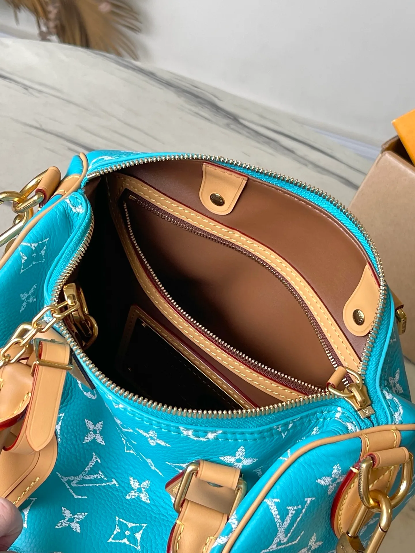 💰1640 Top original order M11561 This Speedy P18 Bandouliere 25 handbag combines cow leather body and leather trim, which combines trendy style and functional considerations. The lobster pattern embossed on the handle fastener symbolizes longevity and prosperity in Japanese culture, and together with the removable leather storage inner bag, continues the iconic element of the Speedy P18 series. Dimensions: 25 × 15 × 15 cm