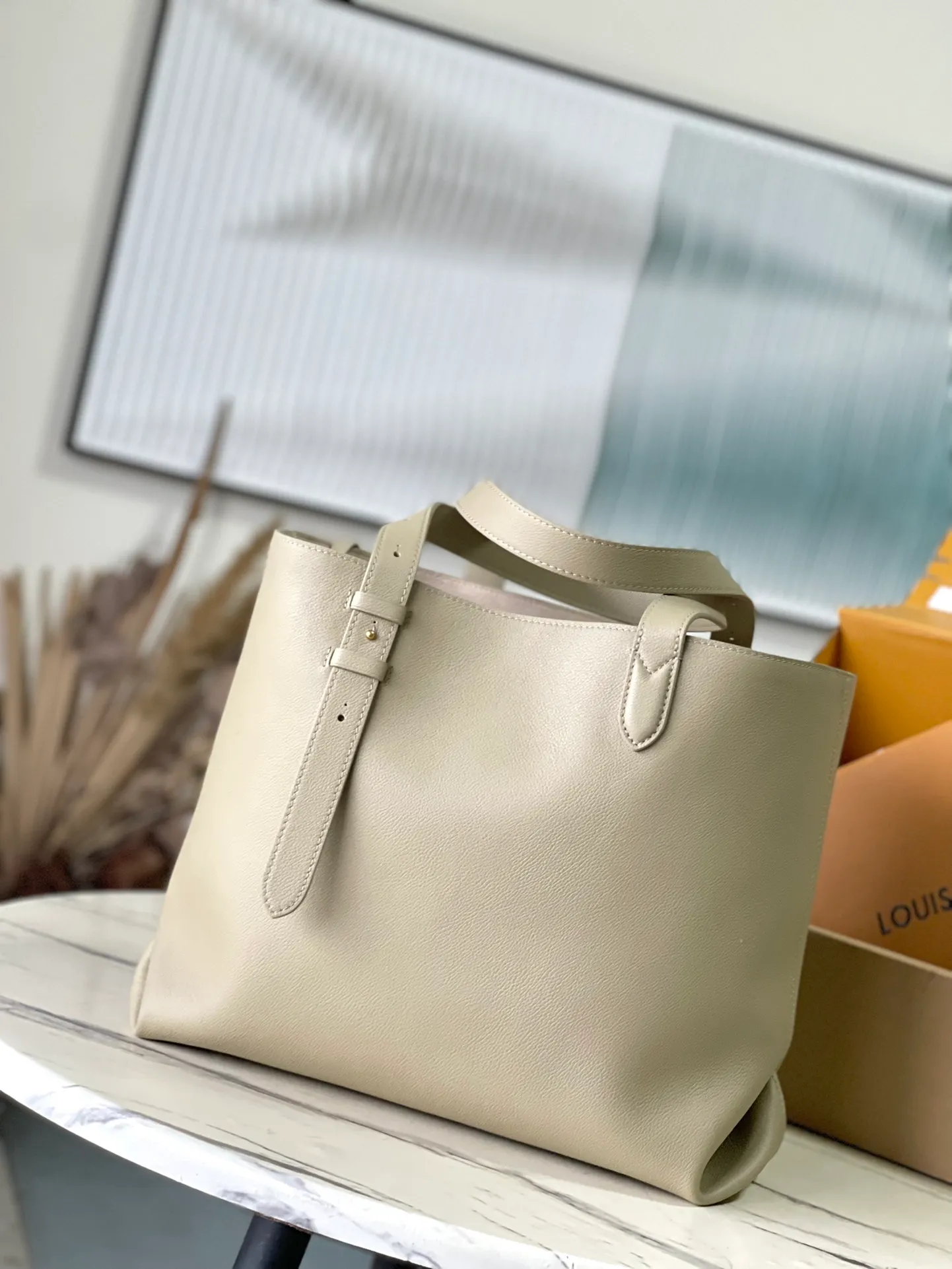 💰1340 (top layer leather) top original order M25343 milk tea green This medium-sized Low Key Cabas handbag is wrapped in soft grained cow leather and lined with suede leather, creating a gorgeous style with ingenuity. The brand's iconic padlock demonstrates an eclectic mix of elegant aesthetics and security features. The adjustable handle enables you to switch between hand-held and long- or short-shoulder carry. Dimensions: 47 × 30 × 14 cm