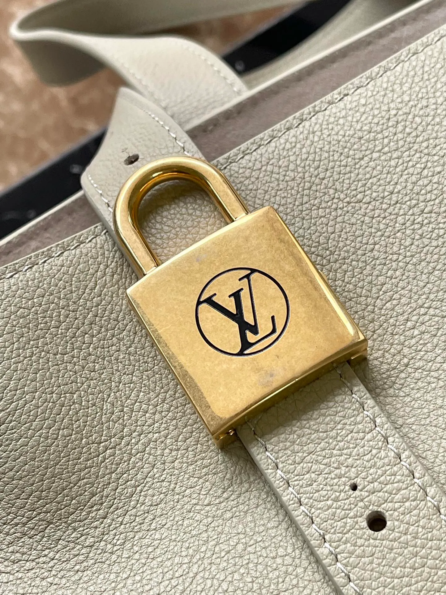 💰1340 (top layer leather) top original order M25343 milk tea green This medium-sized Low Key Cabas handbag is wrapped in soft grained cow leather and lined with suede leather, creating a gorgeous style with ingenuity. The brand's iconic padlock demonstrates an eclectic mix of elegant aesthetics and security features. The adjustable handle enables you to switch between hand-held and long- or short-shoulder carry. Dimensions: 47 × 30 × 14 cm