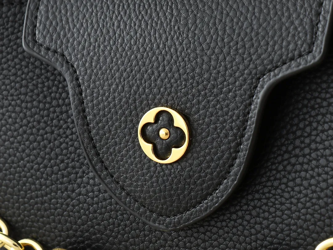 💰380💰Guangzhou goods Upgraded original M00014 M00013 M00015 [New size] This Capucines new size handbag shows soft beauty: Taurillon leather bag body with light-colored flap and top handle, enamel Monogram flower chain can also achieve a shoulder-carrying experience. Wear the slim leather strap to explore more styling possibilities. Dimensions 23.5x 14 x 8 cm (length x height x width)