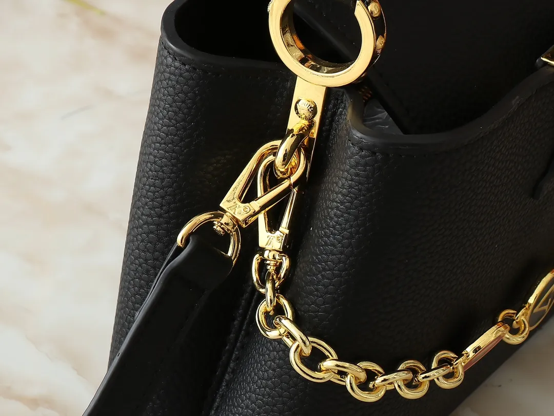 💰380💰Guangzhou goods Upgraded original M00014 M00013 M00015 [New size] This Capucines new size handbag shows soft beauty: Taurillon leather bag body with light-colored flap and top handle, enamel Monogram flower chain can also achieve a shoulder-carrying experience. Wear the slim leather strap to explore more styling possibilities. Dimensions 23.5x 14 x 8 cm (length x height x width)