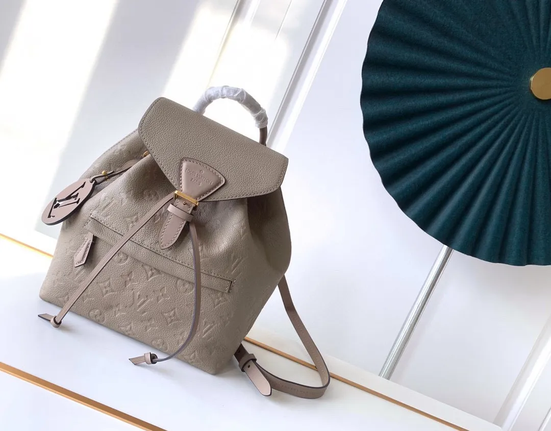 920 top original factory real shot M45205 M45397 The Montsouris backpack, which was launched in 1994, is covered in Monogram Empreinte embossed leather, embellished with retro metal buckles and LV charms. The zippered outer pocket allows for easy access, and the adjustable shoulder strap provides a comfortable shoulder carrying experience. Detailed Features 27.5 x 33.0 x 14.0 cm (Length x Height x Width) Embossed cowhide Cowhide leather trim Microfiber lining Metal hardware Leather carrying handle Adjustable leather shoulder strap Magnetic closure with drawstring Removable leather LV charm Zippered exterior pocket Open interior pocket Handles: Single handle