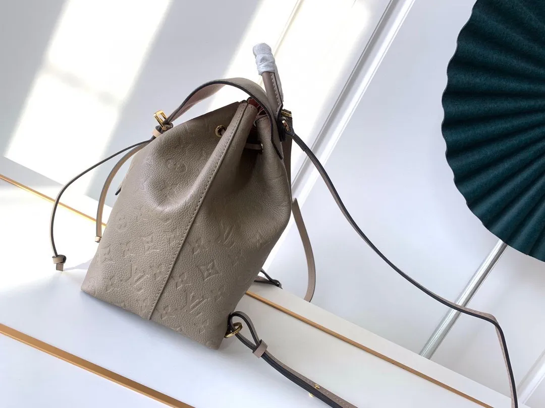 920 top original factory real shot M45205 M45397 The Montsouris backpack, which was launched in 1994, is covered in Monogram Empreinte embossed leather, embellished with retro metal buckles and LV charms. The zippered outer pocket allows for easy access, and the adjustable shoulder strap provides a comfortable shoulder carrying experience. Detailed Features 27.5 x 33.0 x 14.0 cm (Length x Height x Width) Embossed cowhide Cowhide leather trim Microfiber lining Metal hardware Leather carrying handle Adjustable leather shoulder strap Magnetic closure with drawstring Removable leather LV charm Zippered exterior pocket Open interior pocket Handles: Single handle