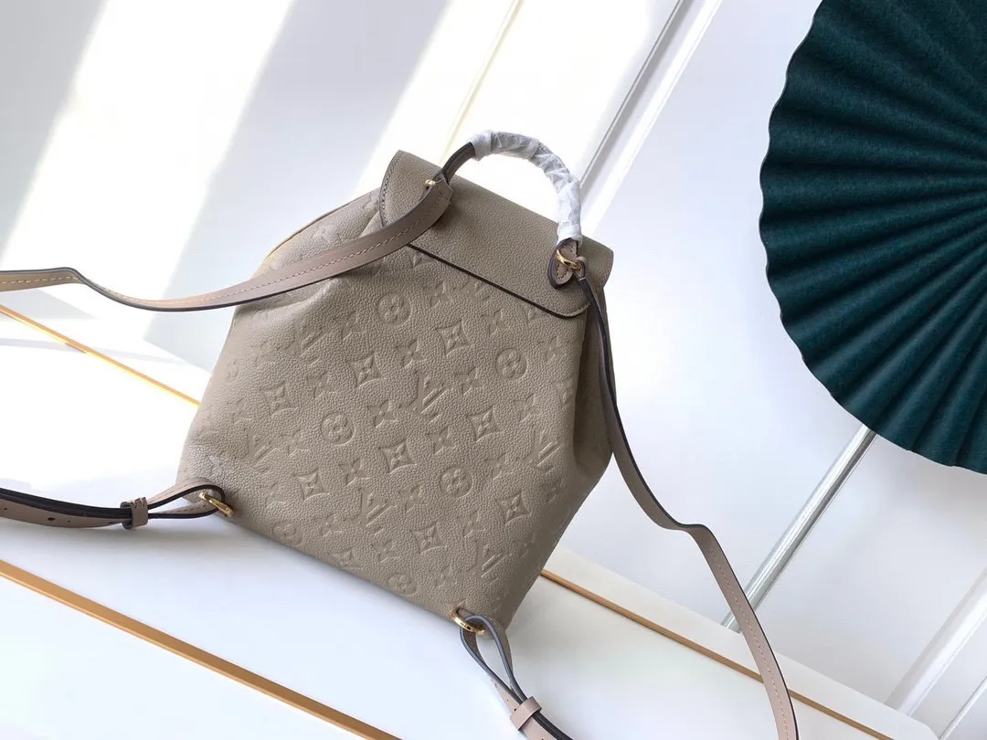920 top original factory real shot M45205 M45397 The Montsouris backpack, which was launched in 1994, is covered in Monogram Empreinte embossed leather, embellished with retro metal buckles and LV charms. The zippered outer pocket allows for easy access, and the adjustable shoulder strap provides a comfortable shoulder carrying experience. Detailed Features 27.5 x 33.0 x 14.0 cm (Length x Height x Width) Embossed cowhide Cowhide leather trim Microfiber lining Metal hardware Leather carrying handle Adjustable leather shoulder strap Magnetic closure with drawstring Removable leather LV charm Zippered exterior pocket Open interior pocket Handles: Single handle