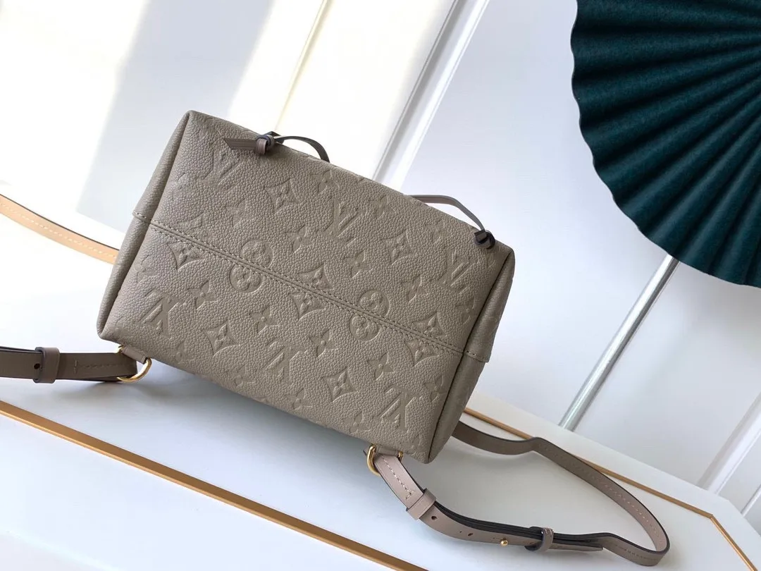 920 top original factory real shot M45205 M45397 The Montsouris backpack, which was launched in 1994, is covered in Monogram Empreinte embossed leather, embellished with retro metal buckles and LV charms. The zippered outer pocket allows for easy access, and the adjustable shoulder strap provides a comfortable shoulder carrying experience. Detailed Features 27.5 x 33.0 x 14.0 cm (Length x Height x Width) Embossed cowhide Cowhide leather trim Microfiber lining Metal hardware Leather carrying handle Adjustable leather shoulder strap Magnetic closure with drawstring Removable leather LV charm Zippered exterior pocket Open interior pocket Handles: Single handle