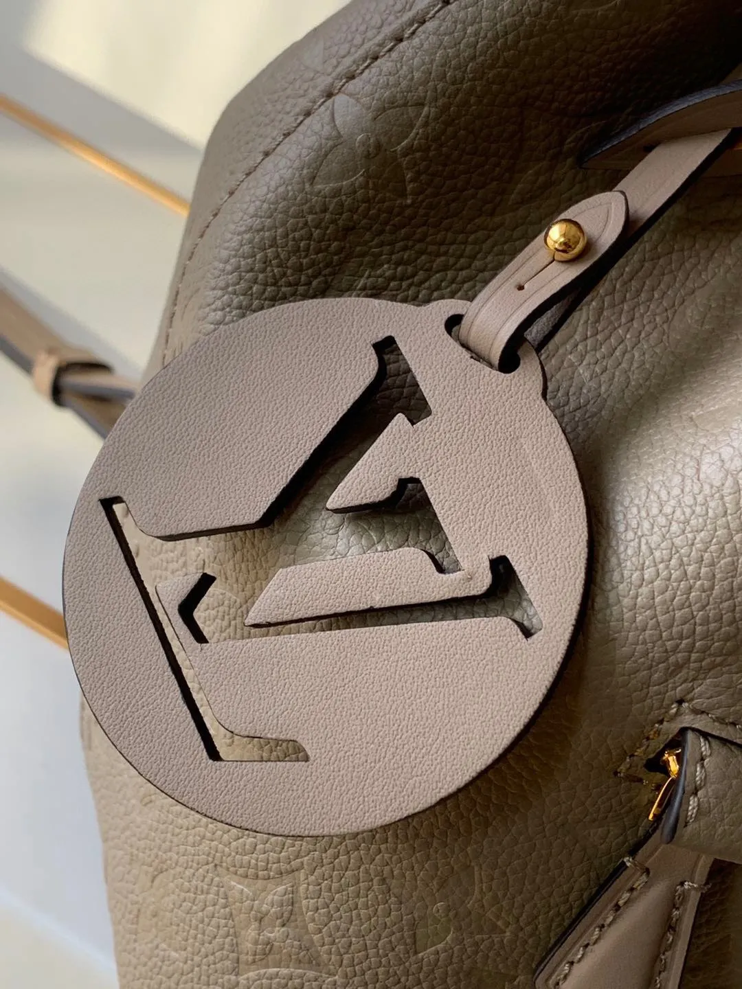 920 top original factory real shot M45205 M45397 The Montsouris backpack, which was launched in 1994, is covered in Monogram Empreinte embossed leather, embellished with retro metal buckles and LV charms. The zippered outer pocket allows for easy access, and the adjustable shoulder strap provides a comfortable shoulder carrying experience. Detailed Features 27.5 x 33.0 x 14.0 cm (Length x Height x Width) Embossed cowhide Cowhide leather trim Microfiber lining Metal hardware Leather carrying handle Adjustable leather shoulder strap Magnetic closure with drawstring Removable leather LV charm Zippered exterior pocket Open interior pocket Handles: Single handle