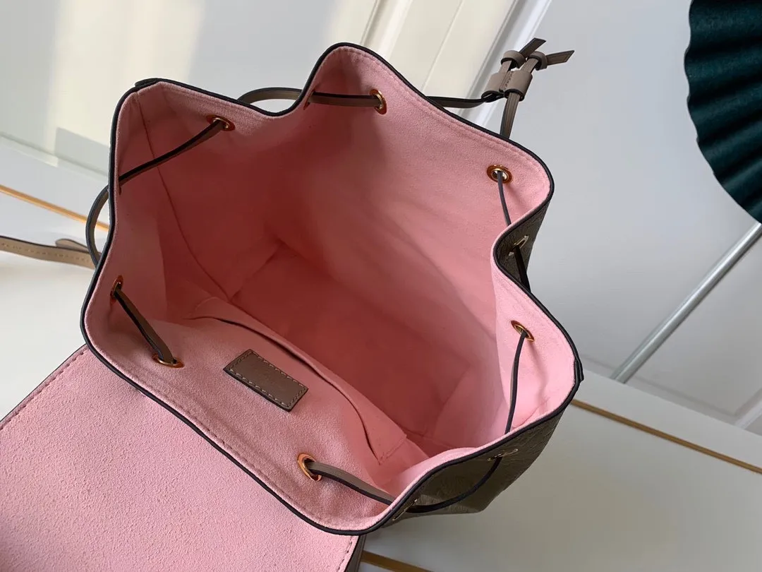920 top original factory real shot M45205 M45397 The Montsouris backpack, which was launched in 1994, is covered in Monogram Empreinte embossed leather, embellished with retro metal buckles and LV charms. The zippered outer pocket allows for easy access, and the adjustable shoulder strap provides a comfortable shoulder carrying experience. Detailed Features 27.5 x 33.0 x 14.0 cm (Length x Height x Width) Embossed cowhide Cowhide leather trim Microfiber lining Metal hardware Leather carrying handle Adjustable leather shoulder strap Magnetic closure with drawstring Removable leather LV charm Zippered exterior pocket Open interior pocket Handles: Single handle