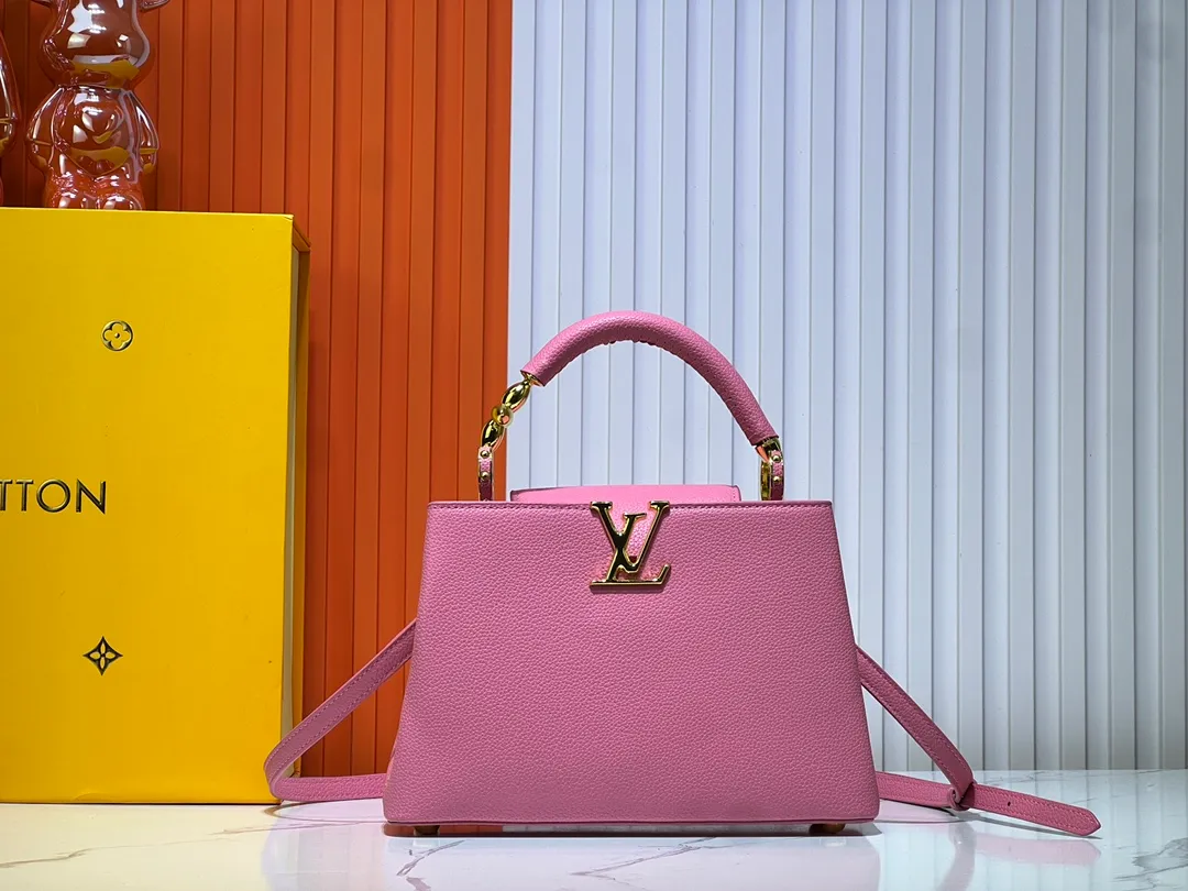 Batch 380💰Upgraded original M23943 M23944 M23945 M24698 M24989 This Capucines mini handbag incorporates exquisite Monogram flowers on the handle, presenting the three-dimensional look of the LV logo with delicate brushstrokes, injecting dazzling luster into the soft design. Full-grain Taurillon leather is designed to fit a smartphone, short wallet and other small essentials. Dimensions: Small 21.0 x 14.0 x 8.0 cm (L x H x W) Large 27x 17.5 x 9.0 cm (L x H x W)