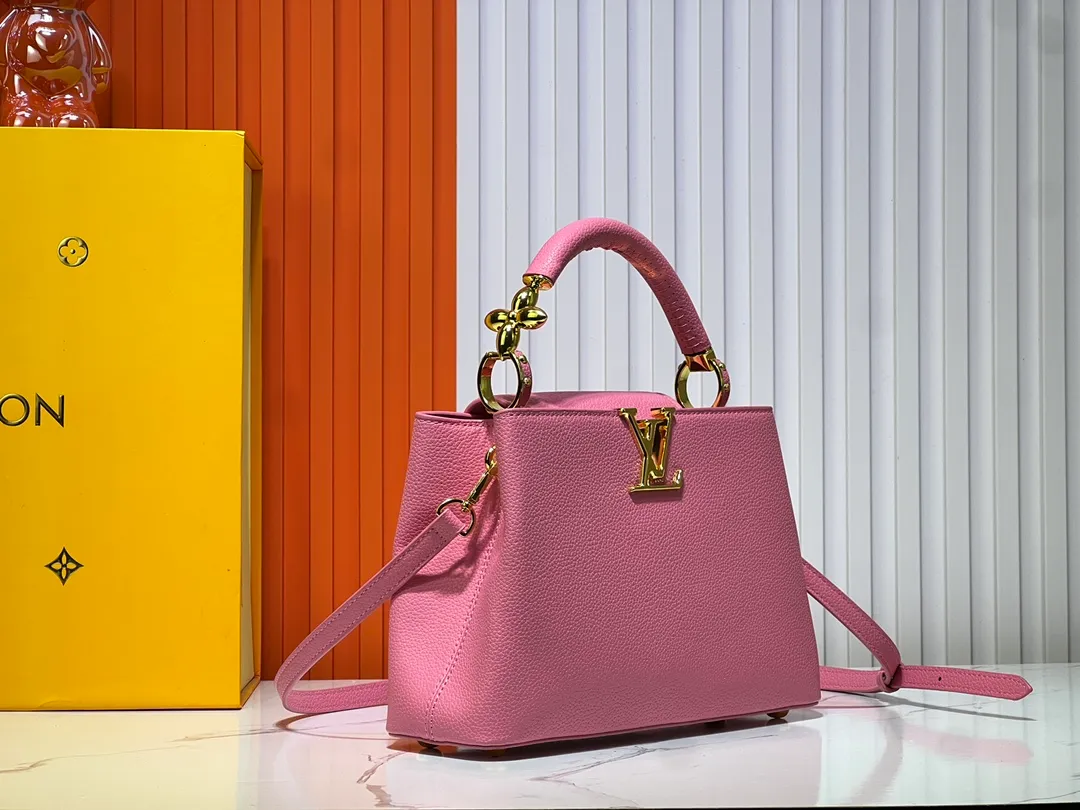 Batch 380💰Upgraded original M23943 M23944 M23945 M24698 M24989 This Capucines mini handbag incorporates exquisite Monogram flowers on the handle, presenting the three-dimensional look of the LV logo with delicate brushstrokes, injecting dazzling luster into the soft design. Full-grain Taurillon leather is designed to fit a smartphone, short wallet and other small essentials. Dimensions: Small 21.0 x 14.0 x 8.0 cm (L x H x W) Large 27x 17.5 x 9.0 cm (L x H x W)