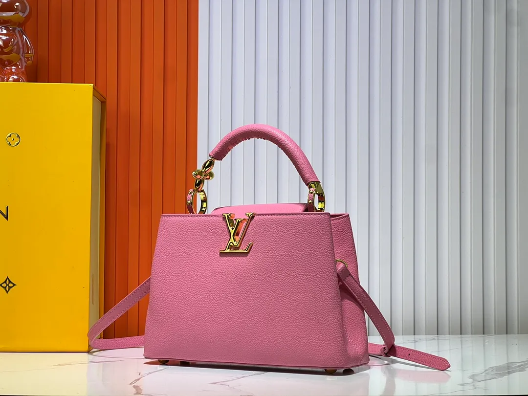 Batch 380💰Upgraded original M23943 M23944 M23945 M24698 M24989 This Capucines mini handbag incorporates exquisite Monogram flowers on the handle, presenting the three-dimensional look of the LV logo with delicate brushstrokes, injecting dazzling luster into the soft design. Full-grain Taurillon leather is designed to fit a smartphone, short wallet and other small essentials. Dimensions: Small 21.0 x 14.0 x 8.0 cm (L x H x W) Large 27x 17.5 x 9.0 cm (L x H x W)