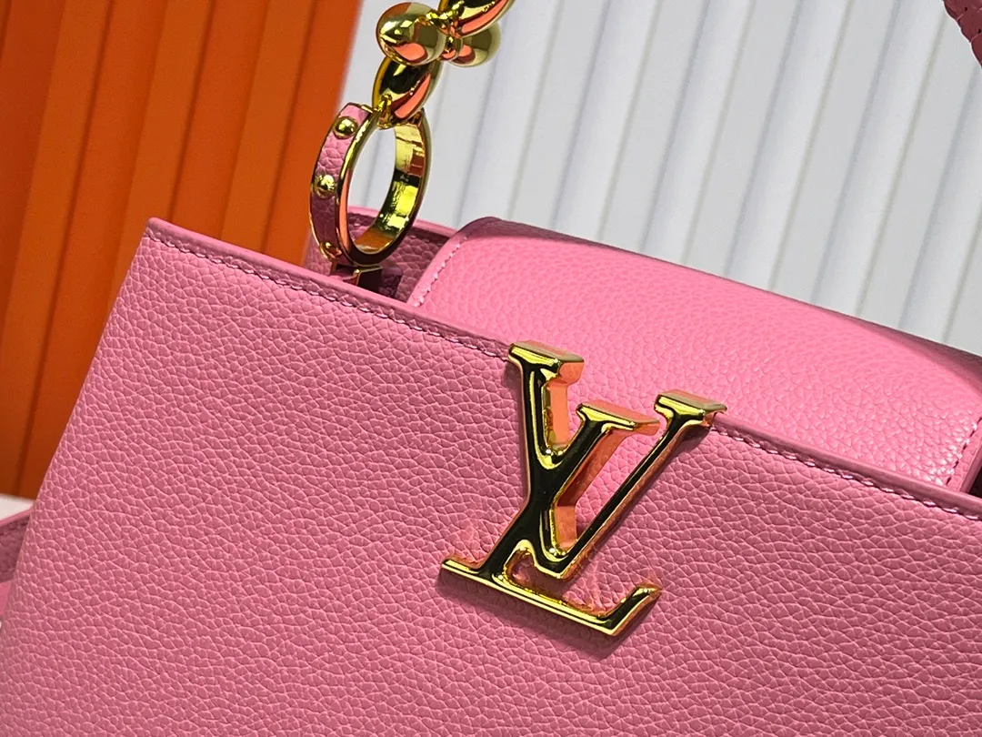 Batch 380💰Upgraded original M23943 M23944 M23945 M24698 M24989 This Capucines mini handbag incorporates exquisite Monogram flowers on the handle, presenting the three-dimensional look of the LV logo with delicate brushstrokes, injecting dazzling luster into the soft design. Full-grain Taurillon leather is designed to fit a smartphone, short wallet and other small essentials. Dimensions: Small 21.0 x 14.0 x 8.0 cm (L x H x W) Large 27x 17.5 x 9.0 cm (L x H x W)