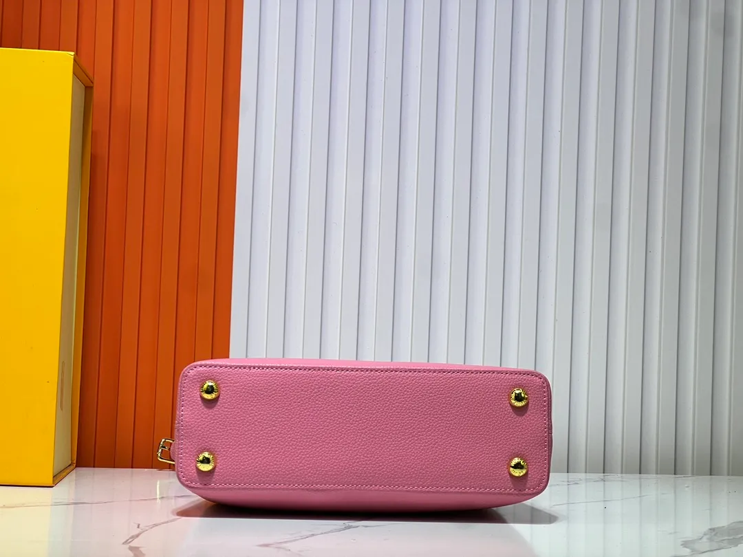 Batch 380💰Upgraded original M23943 M23944 M23945 M24698 M24989 This Capucines mini handbag incorporates exquisite Monogram flowers on the handle, presenting the three-dimensional look of the LV logo with delicate brushstrokes, injecting dazzling luster into the soft design. Full-grain Taurillon leather is designed to fit a smartphone, short wallet and other small essentials. Dimensions: Small 21.0 x 14.0 x 8.0 cm (L x H x W) Large 27x 17.5 x 9.0 cm (L x H x W)