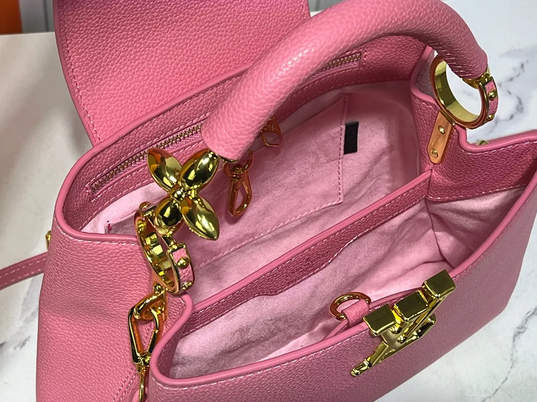 Batch 380💰Upgraded original M23943 M23944 M23945 M24698 M24989 This Capucines mini handbag incorporates exquisite Monogram flowers on the handle, presenting the three-dimensional look of the LV logo with delicate brushstrokes, injecting dazzling luster into the soft design. Full-grain Taurillon leather is designed to fit a smartphone, short wallet and other small essentials. Dimensions: Small 21.0 x 14.0 x 8.0 cm (L x H x W) Large 27x 17.5 x 9.0 cm (L x H x W)