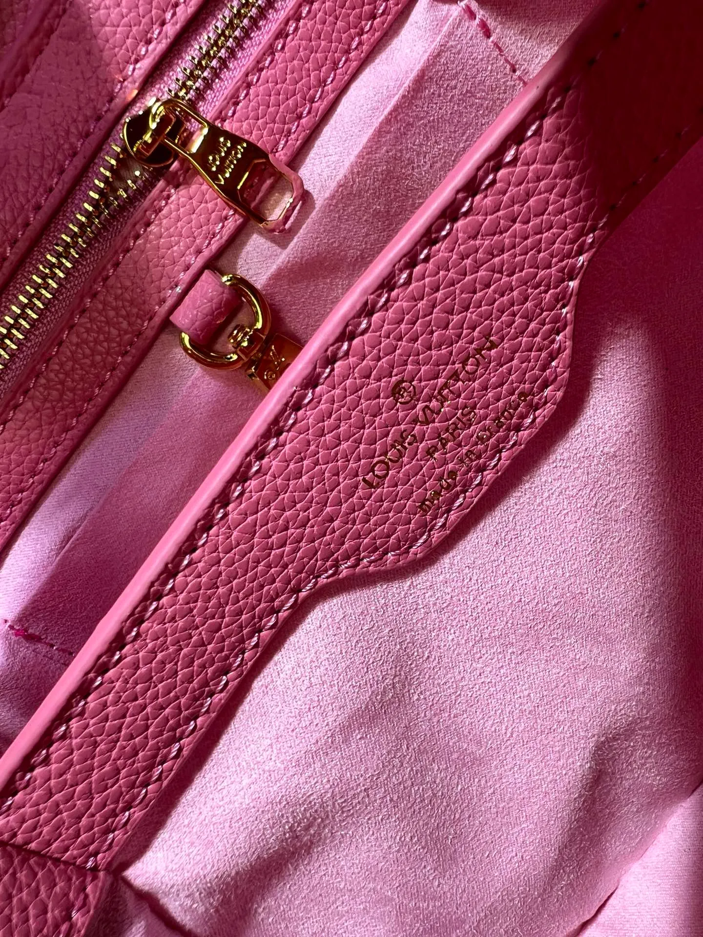 Batch 380💰Upgraded original M23943 M23944 M23945 M24698 M24989 This Capucines mini handbag incorporates exquisite Monogram flowers on the handle, presenting the three-dimensional look of the LV logo with delicate brushstrokes, injecting dazzling luster into the soft design. Full-grain Taurillon leather is designed to fit a smartphone, short wallet and other small essentials. Dimensions: Small 21.0 x 14.0 x 8.0 cm (L x H x W) Large 27x 17.5 x 9.0 cm (L x H x W)