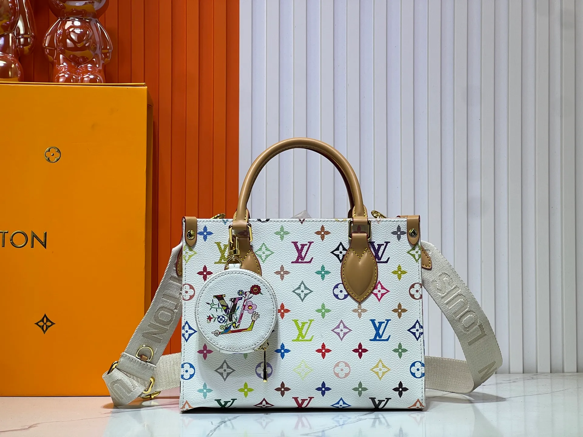 Batch 320💰M45659 M46373🔥Lv&Takashi Murakami🐼White tricolor OnTheGo small new version The legendary ONTHEGO handbag: always able to meet your various needs for handbags. It has a large capacity but is not bulky. It is stiff and soft to the touch, making it suitable for home and travel. Tighten the side ties and it instantly transforms into a stylish urban handbag. Loosen the straps and it transforms into a chic and practical handbag. The slender leather handle can be carried over the shoulder or between the arms. The model shown here is made of Damier Azur canvas. Size: 25x11x19cm