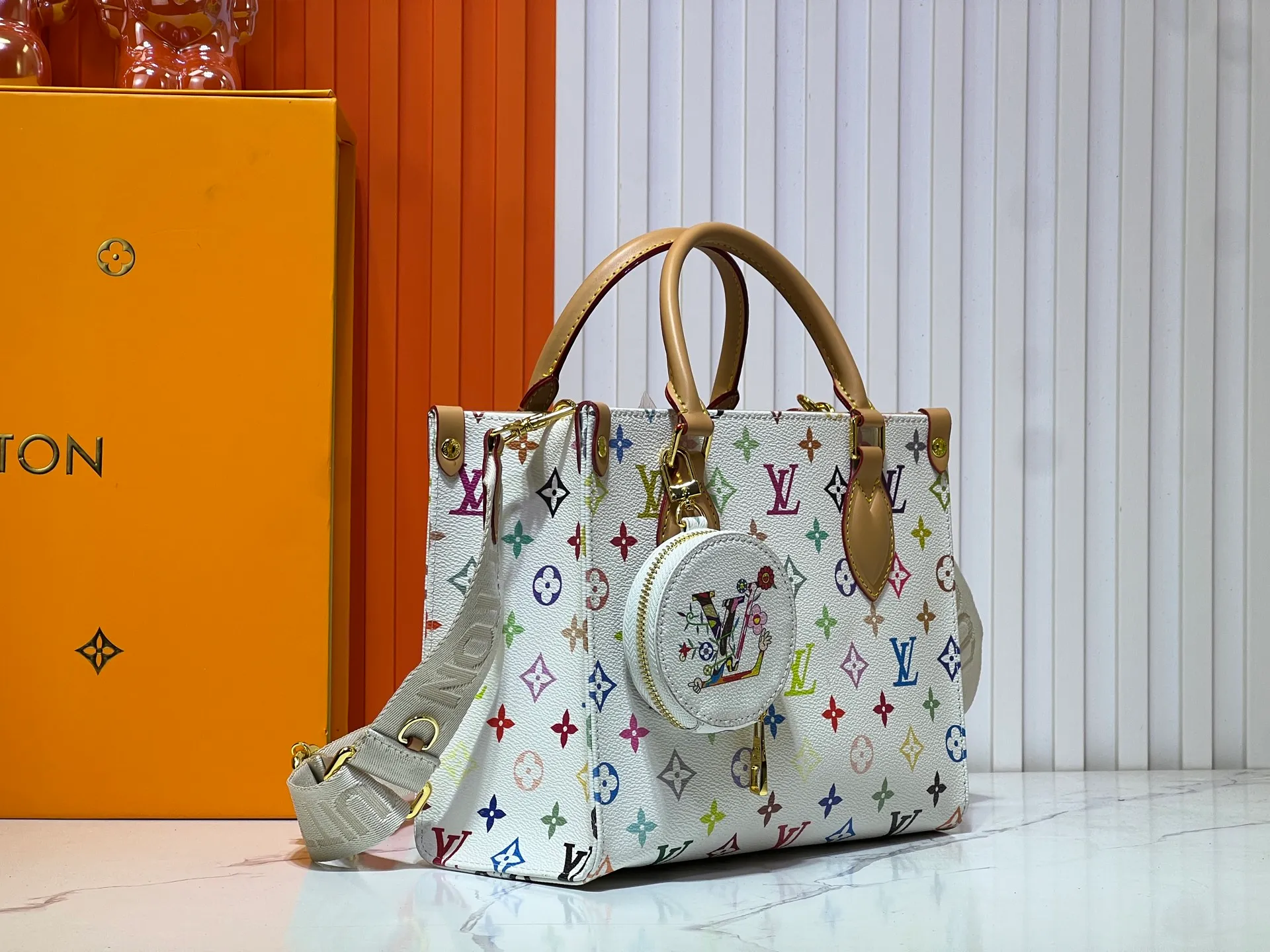 Batch 320💰M45659 M46373🔥Lv&Takashi Murakami🐼White tricolor OnTheGo small new version The legendary ONTHEGO handbag: always able to meet your various needs for handbags. It has a large capacity but is not bulky. It is stiff and soft to the touch, making it suitable for home and travel. Tighten the side ties and it instantly transforms into a stylish urban handbag. Loosen the straps and it transforms into a chic and practical handbag. The slender leather handle can be carried over the shoulder or between the arms. The model shown here is made of Damier Azur canvas. Size: 25x11x19cm