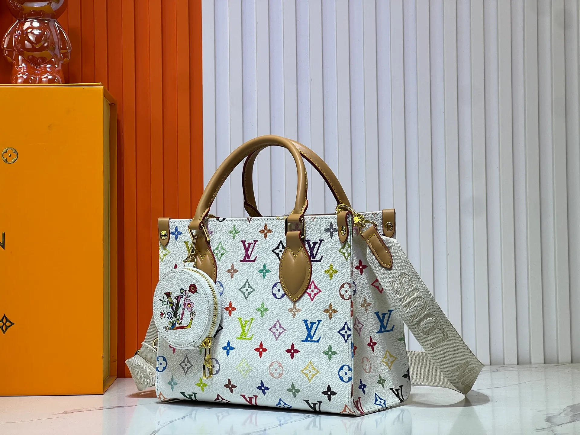 Batch 320💰M45659 M46373🔥Lv&Takashi Murakami🐼White tricolor OnTheGo small new version The legendary ONTHEGO handbag: always able to meet your various needs for handbags. It has a large capacity but is not bulky. It is stiff and soft to the touch, making it suitable for home and travel. Tighten the side ties and it instantly transforms into a stylish urban handbag. Loosen the straps and it transforms into a chic and practical handbag. The slender leather handle can be carried over the shoulder or between the arms. The model shown here is made of Damier Azur canvas. Size: 25x11x19cm