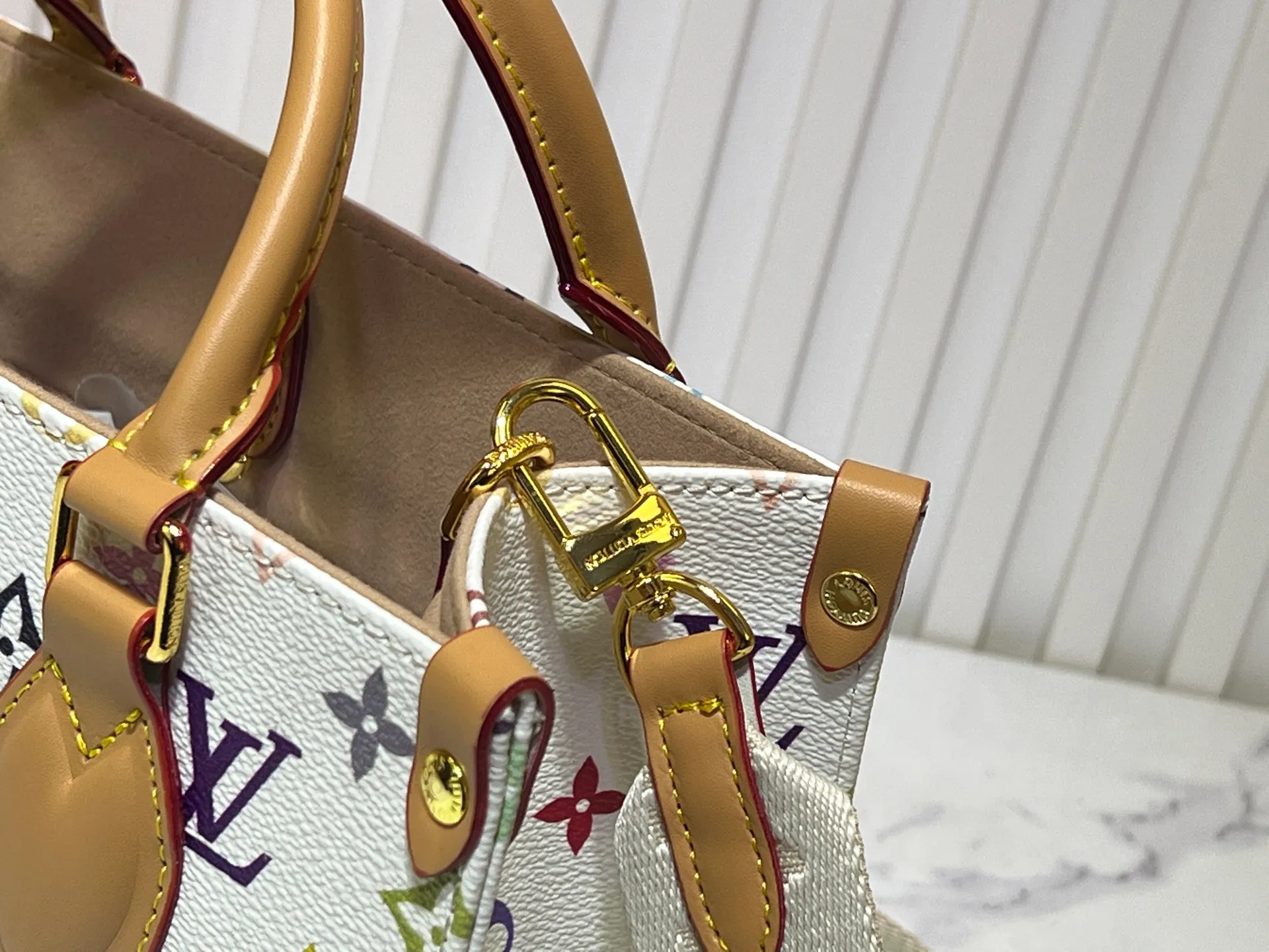 Batch 320💰M45659 M46373🔥Lv&Takashi Murakami🐼White tricolor OnTheGo small new version The legendary ONTHEGO handbag: always able to meet your various needs for handbags. It has a large capacity but is not bulky. It is stiff and soft to the touch, making it suitable for home and travel. Tighten the side ties and it instantly transforms into a stylish urban handbag. Loosen the straps and it transforms into a chic and practical handbag. The slender leather handle can be carried over the shoulder or between the arms. The model shown here is made of Damier Azur canvas. Size: 25x11x19cm