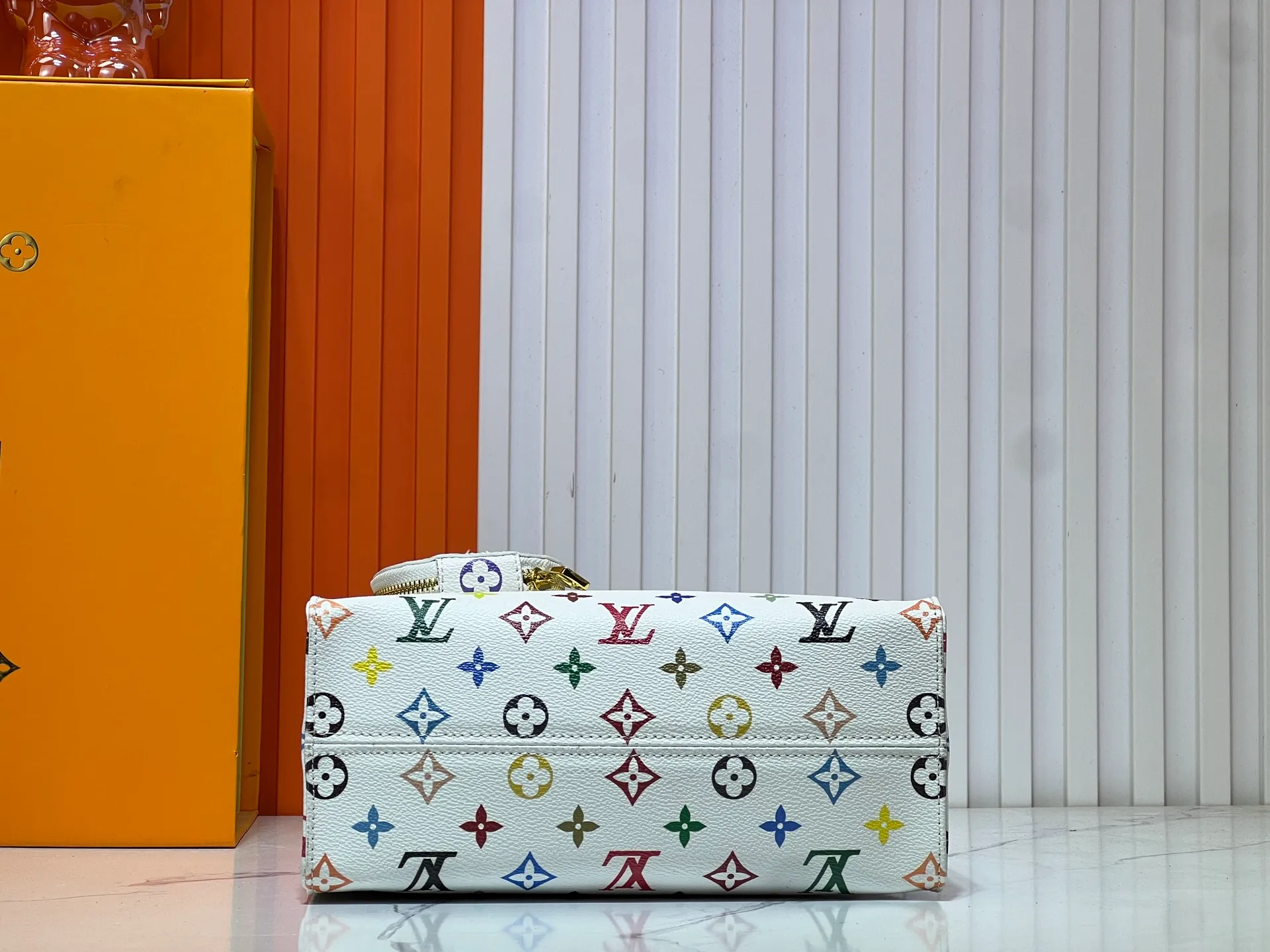 Batch 320💰M45659 M46373🔥Lv&Takashi Murakami🐼White tricolor OnTheGo small new version The legendary ONTHEGO handbag: always able to meet your various needs for handbags. It has a large capacity but is not bulky. It is stiff and soft to the touch, making it suitable for home and travel. Tighten the side ties and it instantly transforms into a stylish urban handbag. Loosen the straps and it transforms into a chic and practical handbag. The slender leather handle can be carried over the shoulder or between the arms. The model shown here is made of Damier Azur canvas. Size: 25x11x19cm
