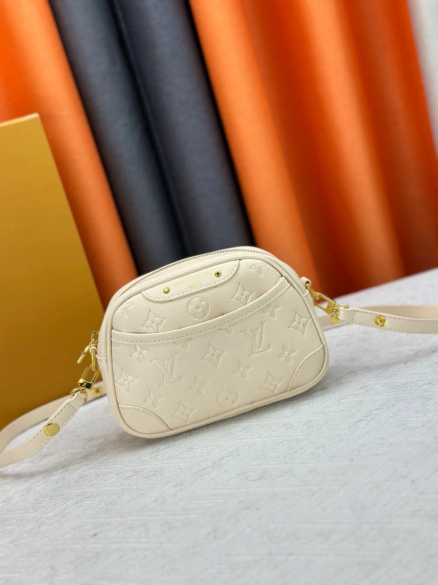 P220 Upgraded original M25518 M26509 This TINY CAMERA BAG handbag comes from the Monogram Empreinte Ys series. It is made of elegant cow leather decorated with dazzling metal parts, making it an everyday choice suitable for both day and night. The front patch pocket makes it easy to access credit cards or transportation cards, and the adjustable shoulder strap allows for a variety of carrying methods. Dimensions: 13 x 6 x 19 cm. (height x width x length)