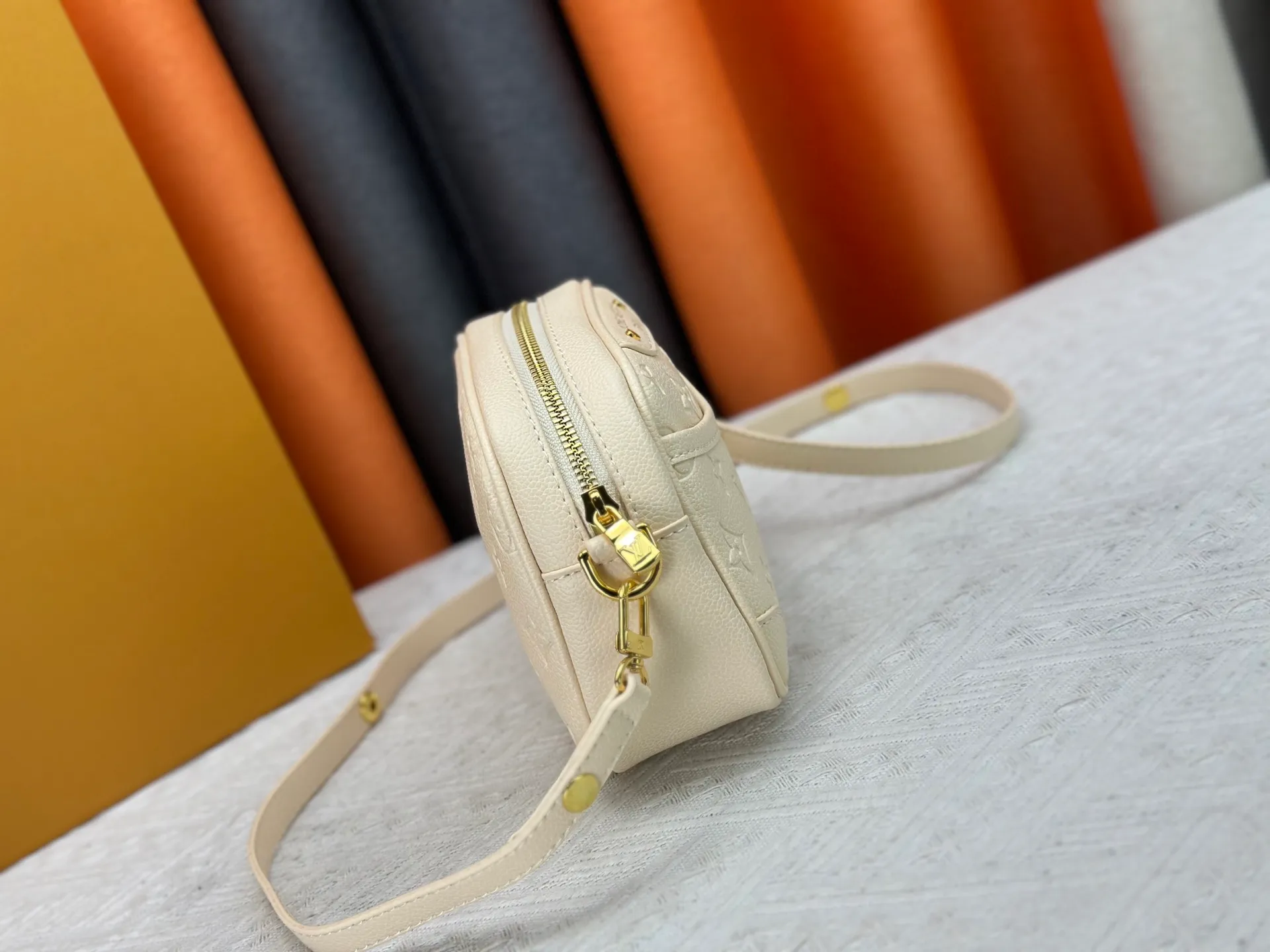 P220 Upgraded original M25518 M26509 This TINY CAMERA BAG handbag comes from the Monogram Empreinte Ys series. It is made of elegant cow leather decorated with dazzling metal parts, making it an everyday choice suitable for both day and night. The front patch pocket makes it easy to access credit cards or transportation cards, and the adjustable shoulder strap allows for a variety of carrying methods. Dimensions: 13 x 6 x 19 cm. (height x width x length)