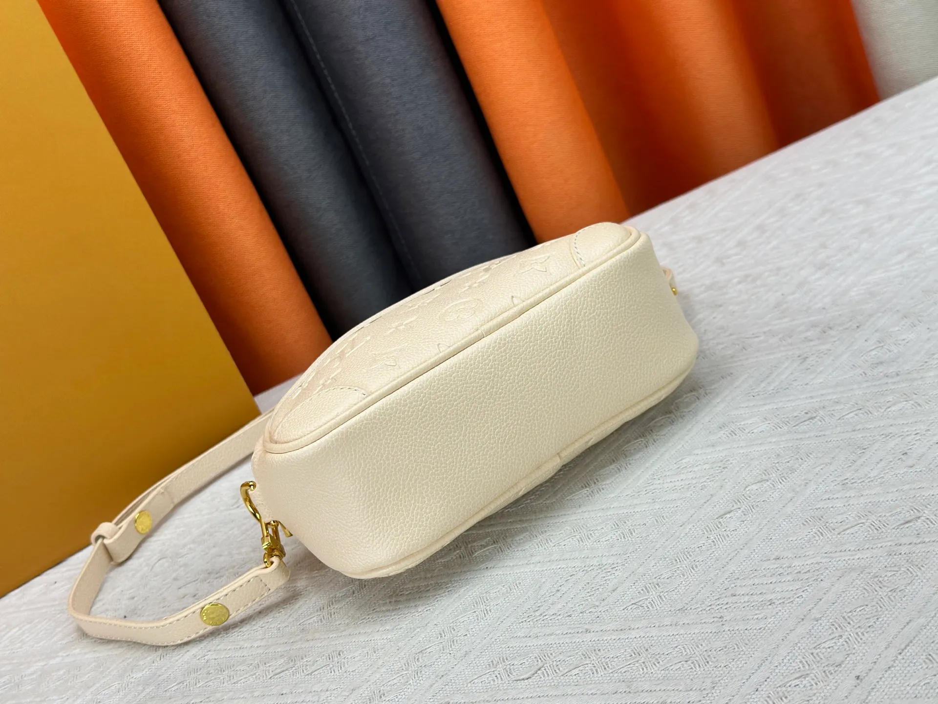 P220 Upgraded original M25518 M26509 This TINY CAMERA BAG handbag comes from the Monogram Empreinte Ys series. It is made of elegant cow leather decorated with dazzling metal parts, making it an everyday choice suitable for both day and night. The front patch pocket makes it easy to access credit cards or transportation cards, and the adjustable shoulder strap allows for a variety of carrying methods. Dimensions: 13 x 6 x 19 cm. (height x width x length)