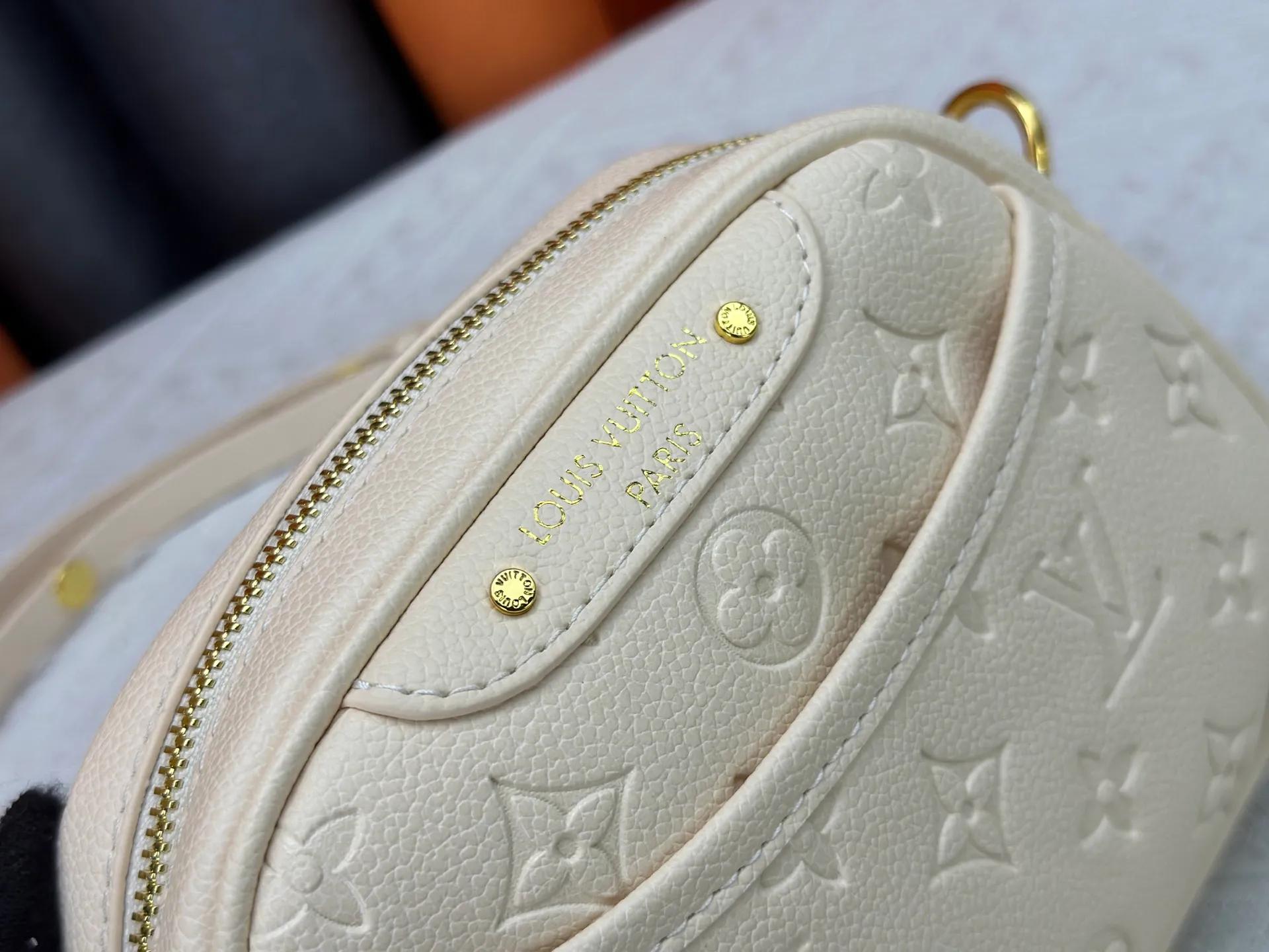 P220 Upgraded original M25518 M26509 This TINY CAMERA BAG handbag comes from the Monogram Empreinte Ys series. It is made of elegant cow leather decorated with dazzling metal parts, making it an everyday choice suitable for both day and night. The front patch pocket makes it easy to access credit cards or transportation cards, and the adjustable shoulder strap allows for a variety of carrying methods. Dimensions: 13 x 6 x 19 cm. (height x width x length)