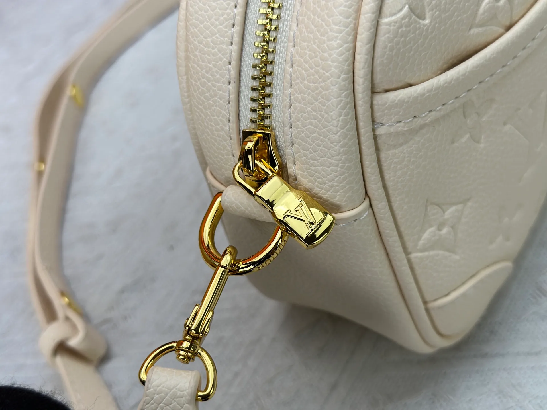P220 Upgraded original M25518 M26509 This TINY CAMERA BAG handbag comes from the Monogram Empreinte Ys series. It is made of elegant cow leather decorated with dazzling metal parts, making it an everyday choice suitable for both day and night. The front patch pocket makes it easy to access credit cards or transportation cards, and the adjustable shoulder strap allows for a variety of carrying methods. Dimensions: 13 x 6 x 19 cm. (height x width x length)