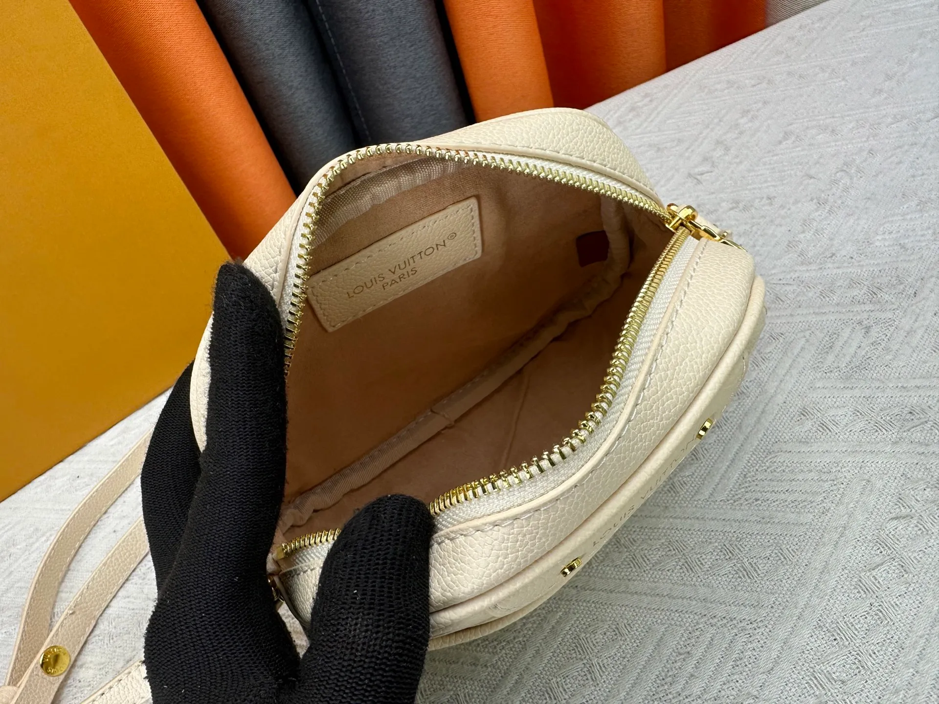 P220 Upgraded original M25518 M26509 This TINY CAMERA BAG handbag comes from the Monogram Empreinte Ys series. It is made of elegant cow leather decorated with dazzling metal parts, making it an everyday choice suitable for both day and night. The front patch pocket makes it easy to access credit cards or transportation cards, and the adjustable shoulder strap allows for a variety of carrying methods. Dimensions: 13 x 6 x 19 cm. (height x width x length)
