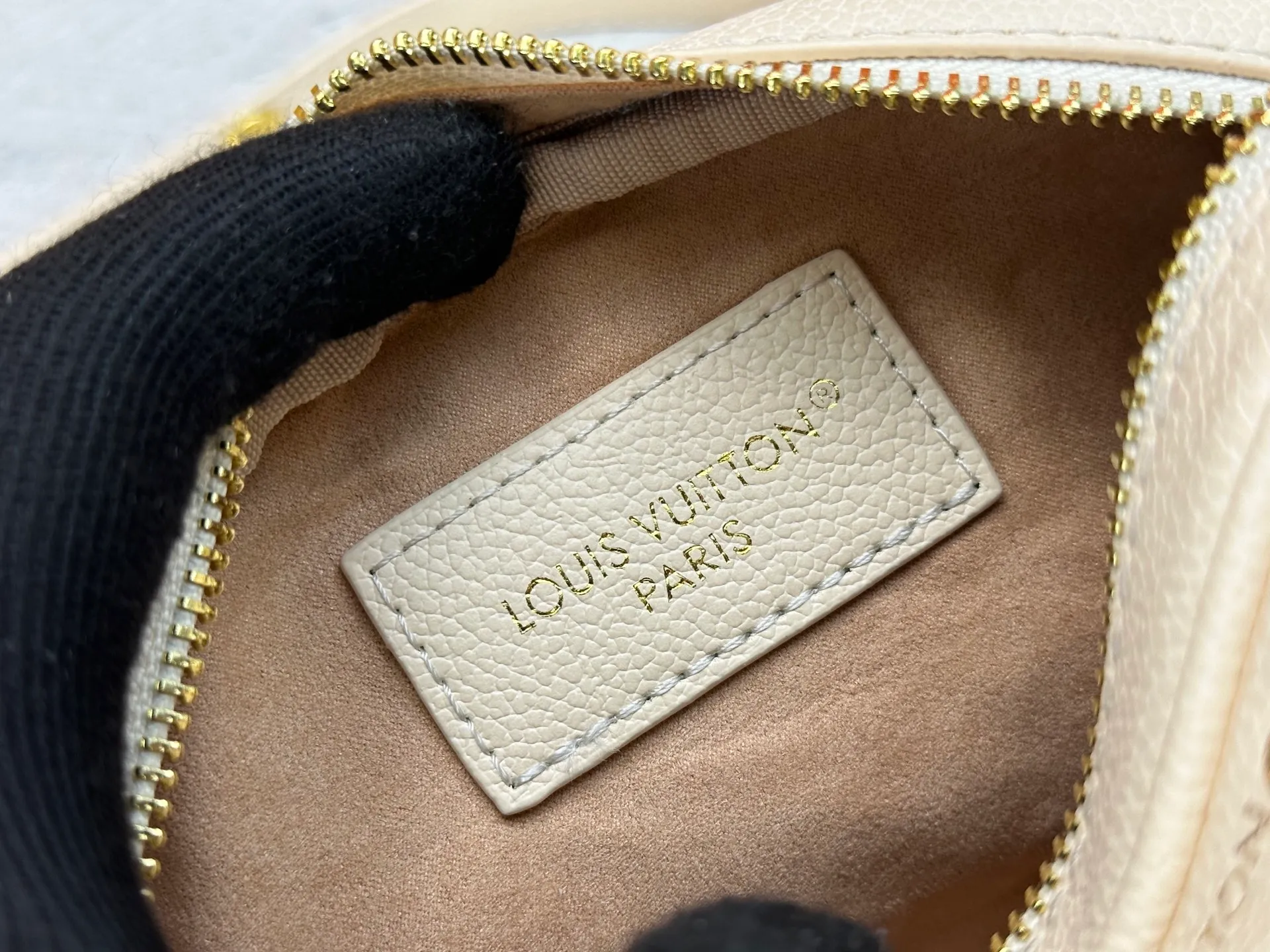 P220 Upgraded original M25518 M26509 This TINY CAMERA BAG handbag comes from the Monogram Empreinte Ys series. It is made of elegant cow leather decorated with dazzling metal parts, making it an everyday choice suitable for both day and night. The front patch pocket makes it easy to access credit cards or transportation cards, and the adjustable shoulder strap allows for a variety of carrying methods. Dimensions: 13 x 6 x 19 cm. (height x width x length)