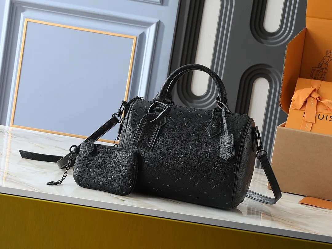 💰280💰Upgraded from the original M40390 M24426 M24425 M24424 M24423 M24443 M. This Speedy Bandoulière 25 Monogram Leather handbag is made of soft cow leather and uses the Monogram pattern to reproduce the elegant look and feel of the canvas print. Dazzling metal hardware, sheepskin lining and nameplate all reflect Creative Director Pharrell Williams' relentless attention to detail. Dimensions: 25.0 x 15.0 x 15.0 cm (length x height x width)