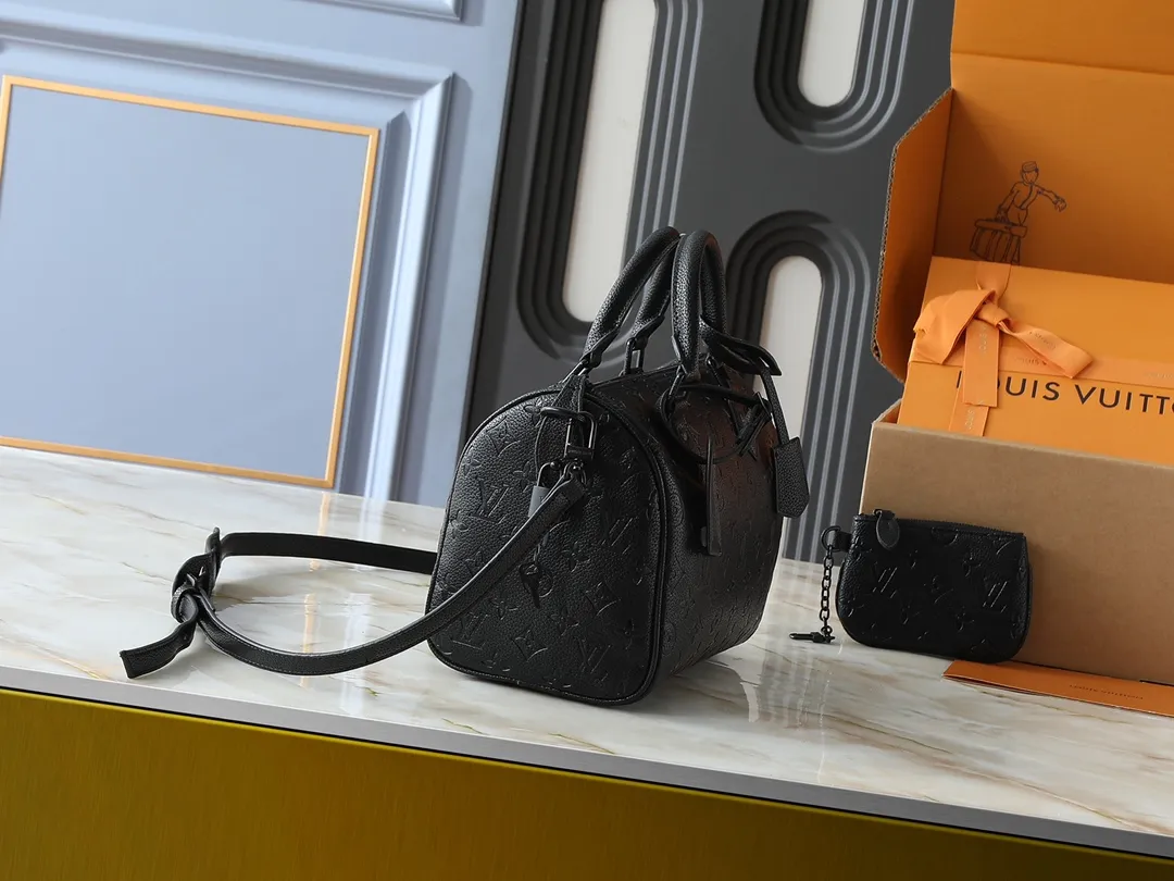 💰280💰Upgraded from the original M40390 M24426 M24425 M24424 M24423 M24443 M. This Speedy Bandoulière 25 Monogram Leather handbag is made of soft cow leather and uses the Monogram pattern to reproduce the elegant look and feel of the canvas print. Dazzling metal hardware, sheepskin lining and nameplate all reflect Creative Director Pharrell Williams' relentless attention to detail. Dimensions: 25.0 x 15.0 x 15.0 cm (length x height x width)
