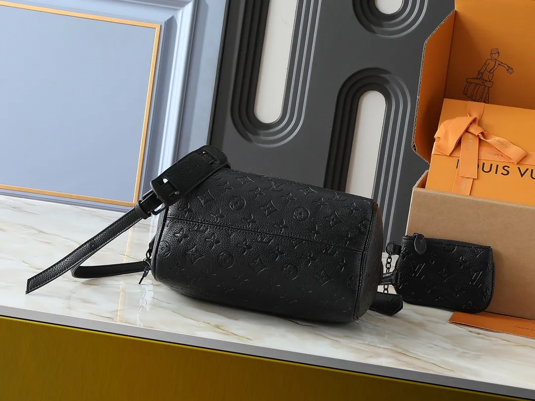 💰280💰Upgraded from the original M40390 M24426 M24425 M24424 M24423 M24443 M. This Speedy Bandoulière 25 Monogram Leather handbag is made of soft cow leather and uses the Monogram pattern to reproduce the elegant look and feel of the canvas print. Dazzling metal hardware, sheepskin lining and nameplate all reflect Creative Director Pharrell Williams' relentless attention to detail. Dimensions: 25.0 x 15.0 x 15.0 cm (length x height x width)