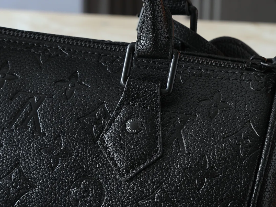 💰280💰Upgraded from the original M40390 M24426 M24425 M24424 M24423 M24443 M. This Speedy Bandoulière 25 Monogram Leather handbag is made of soft cow leather and uses the Monogram pattern to reproduce the elegant look and feel of the canvas print. Dazzling metal hardware, sheepskin lining and nameplate all reflect Creative Director Pharrell Williams' relentless attention to detail. Dimensions: 25.0 x 15.0 x 15.0 cm (length x height x width)