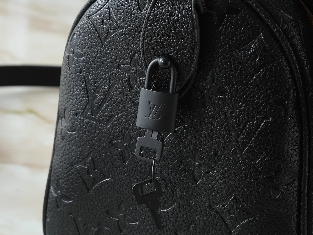 💰280💰Upgraded from the original M40390 M24426 M24425 M24424 M24423 M24443 M. This Speedy Bandoulière 25 Monogram Leather handbag is made of soft cow leather and uses the Monogram pattern to reproduce the elegant look and feel of the canvas print. Dazzling metal hardware, sheepskin lining and nameplate all reflect Creative Director Pharrell Williams' relentless attention to detail. Dimensions: 25.0 x 15.0 x 15.0 cm (length x height x width)