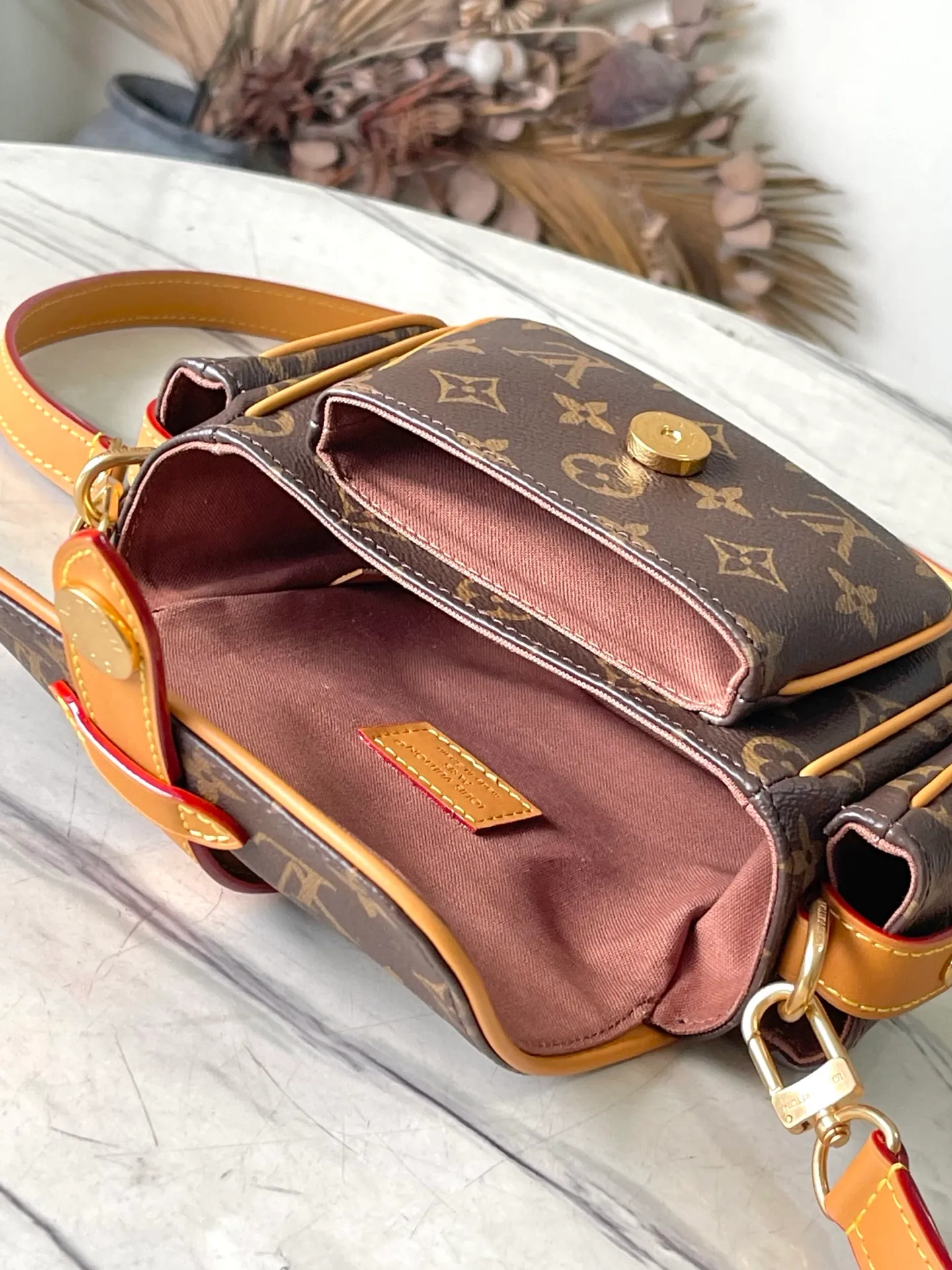 💰1000 Top Original Order M14742 This Cargo mini handbag is from the Monogram Archive series. It is made of soft Monogram coated canvas to create an urban configuration, and is finished with distressed cow leather trim and dazzling metal parts to convey a retro atmosphere. The main compartment, open front pocket and open side pockets highlight functionality, while the detachable and adjustable shoulder strap allows for shoulder or cross-body wear. Dimensions: 23 × 14 × 10 cm