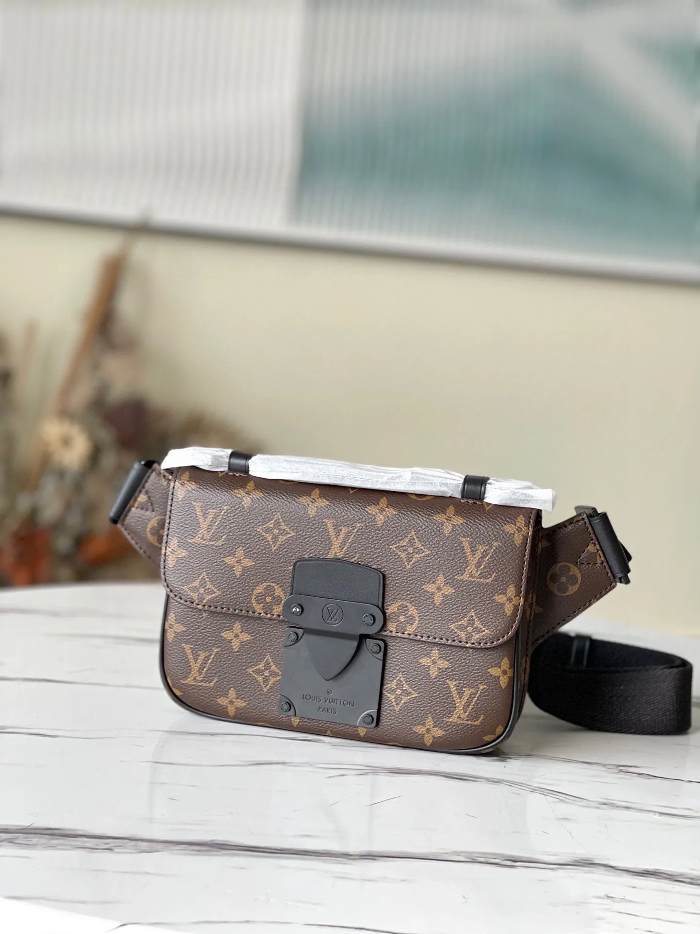 💰820 Top Original M45807 This new S Lock Sling handbag is equipped with a magnetic lock inspired by traditional hard case locks to ensure the safety of personal belongings. Monogram Macassar canvas features a creative metal lock with an elegant matte black finish. The sturdy case-style handle and adjustable shoulder strap are both branded with logo, providing a variety of carrying options. Dimensions: 21 x 15 x 4 cm