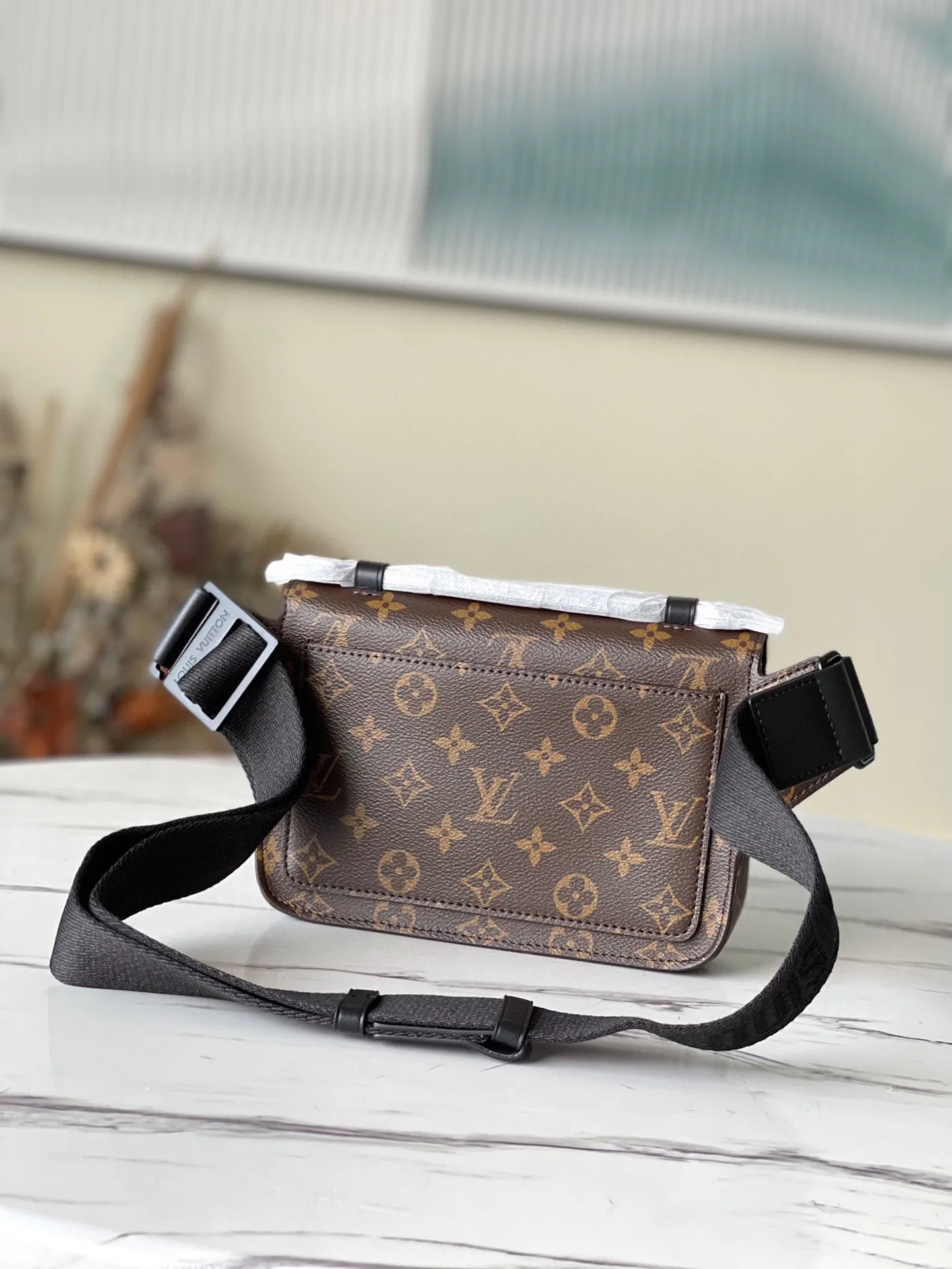 💰820 Top Original M45807 This new S Lock Sling handbag is equipped with a magnetic lock inspired by traditional hard case locks to ensure the safety of personal belongings. Monogram Macassar canvas features a creative metal lock with an elegant matte black finish. The sturdy case-style handle and adjustable shoulder strap are both branded with logo, providing a variety of carrying options. Dimensions: 21 x 15 x 4 cm