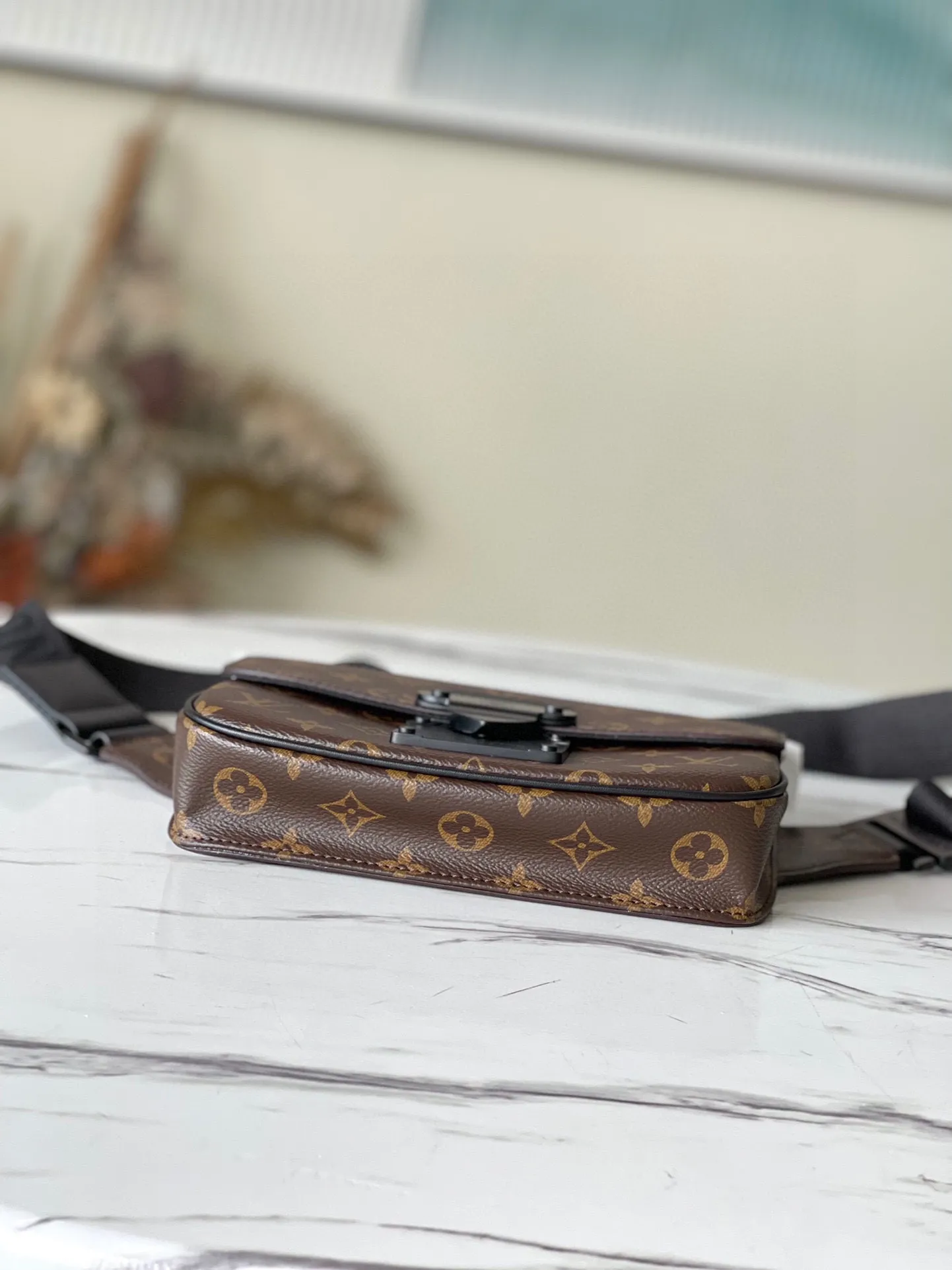 💰820 Top Original M45807 This new S Lock Sling handbag is equipped with a magnetic lock inspired by traditional hard case locks to ensure the safety of personal belongings. Monogram Macassar canvas features a creative metal lock with an elegant matte black finish. The sturdy case-style handle and adjustable shoulder strap are both branded with logo, providing a variety of carrying options. Dimensions: 21 x 15 x 4 cm