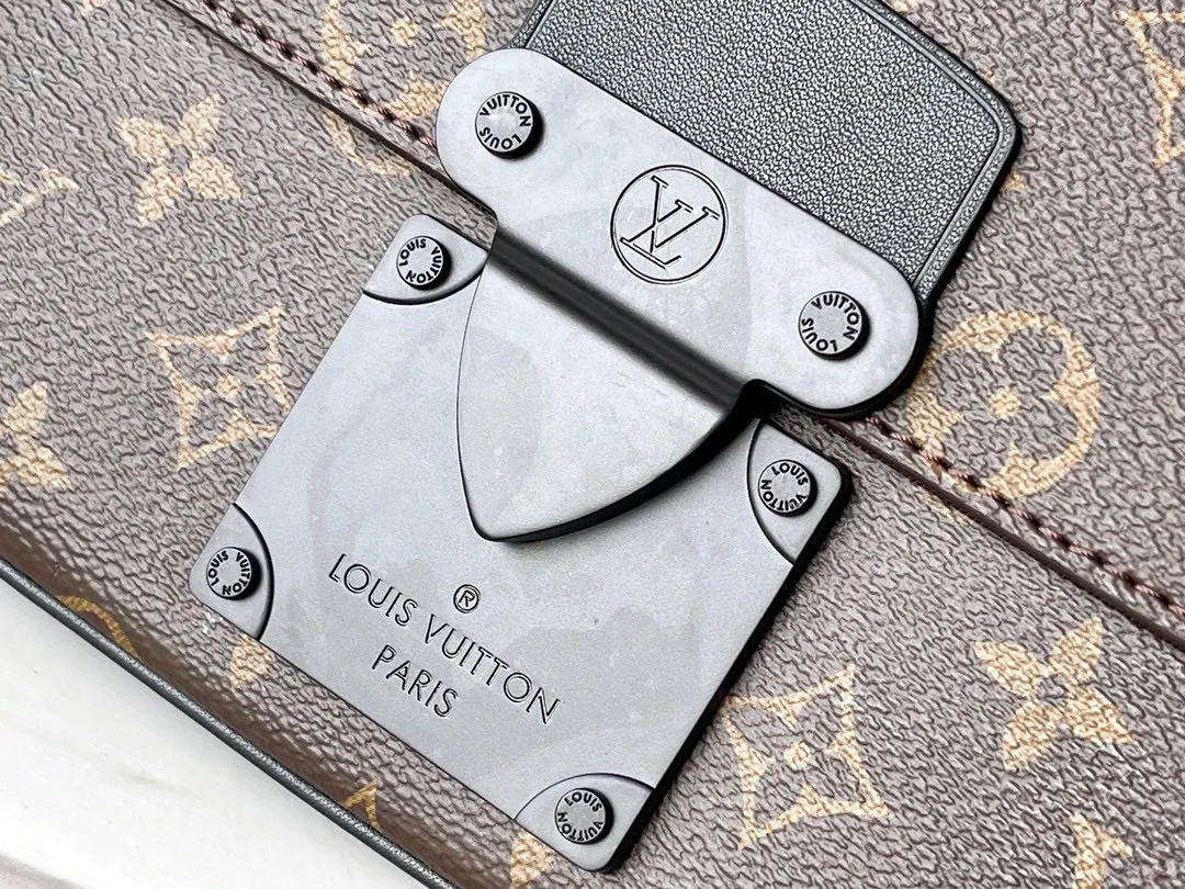 💰820 Top Original M45807 This new S Lock Sling handbag is equipped with a magnetic lock inspired by traditional hard case locks to ensure the safety of personal belongings. Monogram Macassar canvas features a creative metal lock with an elegant matte black finish. The sturdy case-style handle and adjustable shoulder strap are both branded with logo, providing a variety of carrying options. Dimensions: 21 x 15 x 4 cm