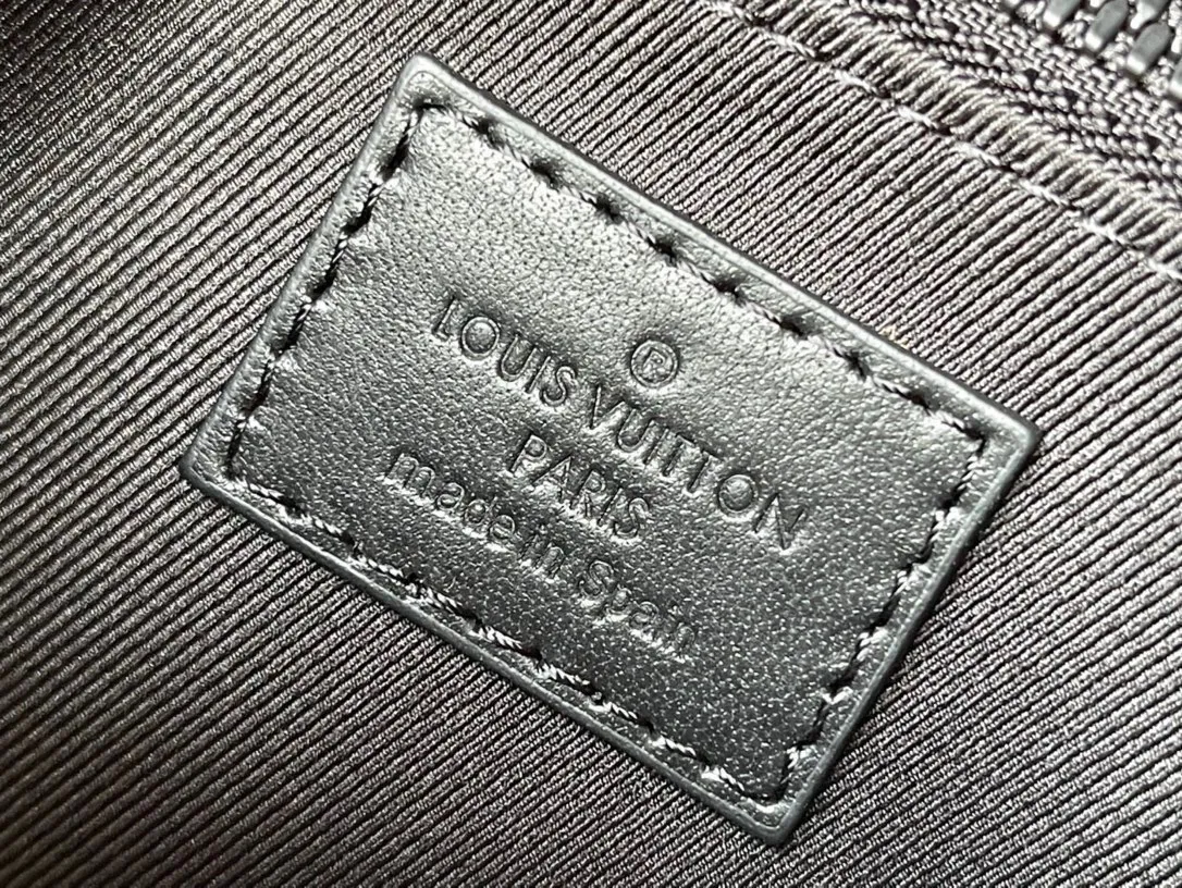 💰820 Top Original M45807 This new S Lock Sling handbag is equipped with a magnetic lock inspired by traditional hard case locks to ensure the safety of personal belongings. Monogram Macassar canvas features a creative metal lock with an elegant matte black finish. The sturdy case-style handle and adjustable shoulder strap are both branded with logo, providing a variety of carrying options. Dimensions: 21 x 15 x 4 cm