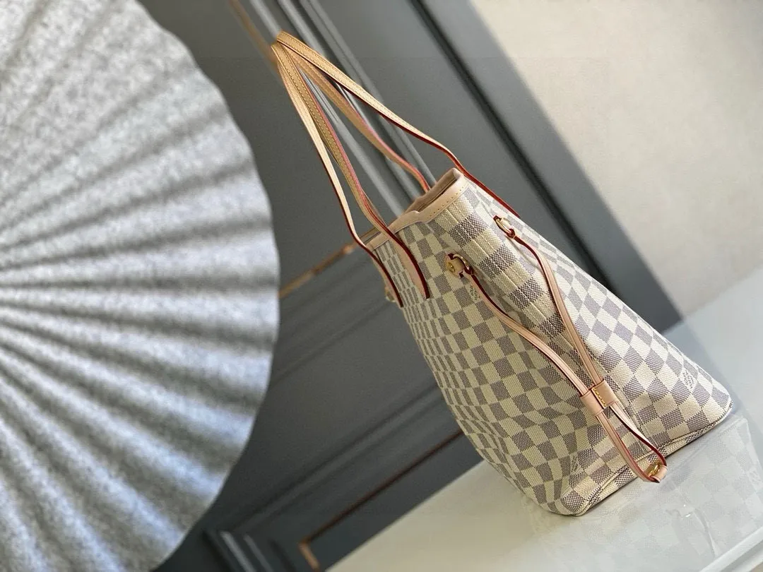 💰760 (Medium Steel Nail) Top Original N41361 NEVERFULL Medium Handbag The legendary Neverfull handbag: always able to meet your various needs for handbags. It has a large capacity but is not bulky. It is stiff and soft to the touch, making it suitable for home and travel. Tighten the side ties and it instantly transforms into a stylish urban handbag. Loosen the straps and it transforms into a chic and practical handbag. The slender leather handle can be carried over the shoulder or between the arms. The model shown here is made of Damier Azur canvas. Detailed Features 31 x 28 x 14 cm (Length x Height x Width) Bag interior redesigned with vintage details inspired by the Louis Vuitton archives - Fabric-lined interior pocket Removable zip clutch with matching interior Natural cowhide leather trim Shiny gold-tone brass hardware Handles: Double handle