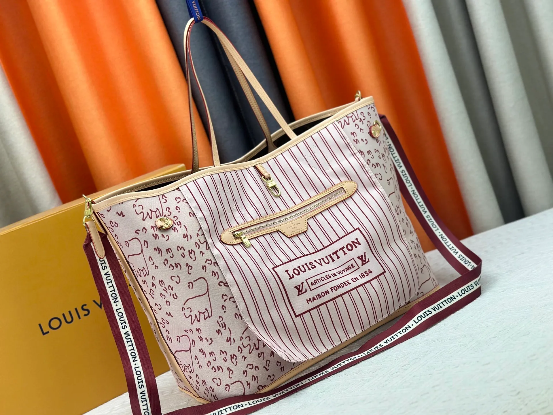 P280 Upgraded original version New M40990 M15124 Reversible The legendary Neverfull medium handbag: always able to meet your various needs for handbags. It has a large capacity but is not bulky. It is stiff and soft to the touch, making it suitable for home and travel. Tighten the side ties and it instantly transforms into a stylish urban handbag. Loosen the straps and it transforms into a chic and practical handbag. The slender leather handle can be carried over the shoulder or between the arms. The model shown here is made of Damier Azur canvas. Size: 40x33x20cm