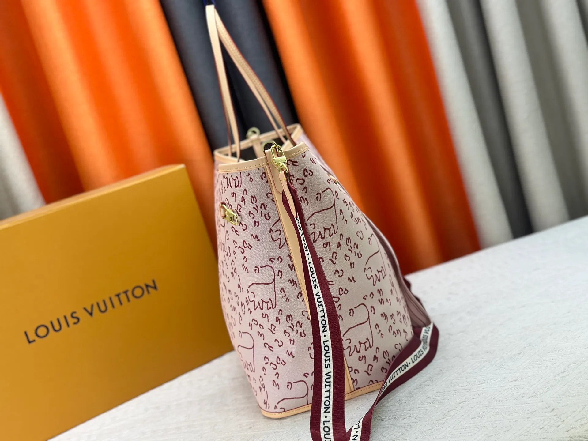 P280 Upgraded original version New M40990 M15124 Reversible The legendary Neverfull medium handbag: always able to meet your various needs for handbags. It has a large capacity but is not bulky. It is stiff and soft to the touch, making it suitable for home and travel. Tighten the side ties and it instantly transforms into a stylish urban handbag. Loosen the straps and it transforms into a chic and practical handbag. The slender leather handle can be carried over the shoulder or between the arms. The model shown here is made of Damier Azur canvas. Size: 40x33x20cm